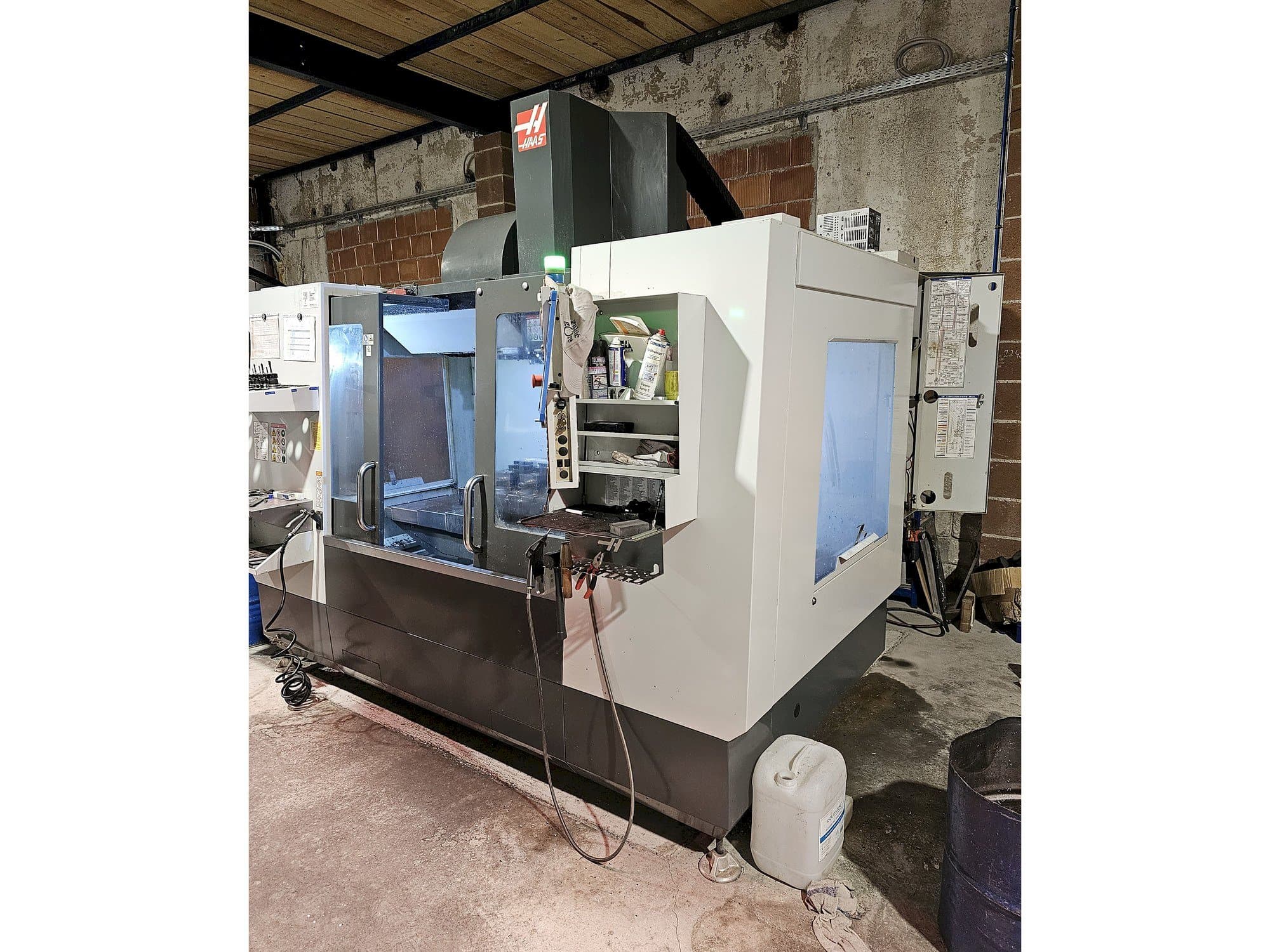 Prikaz  stroja HAAS VM3  sprijeda