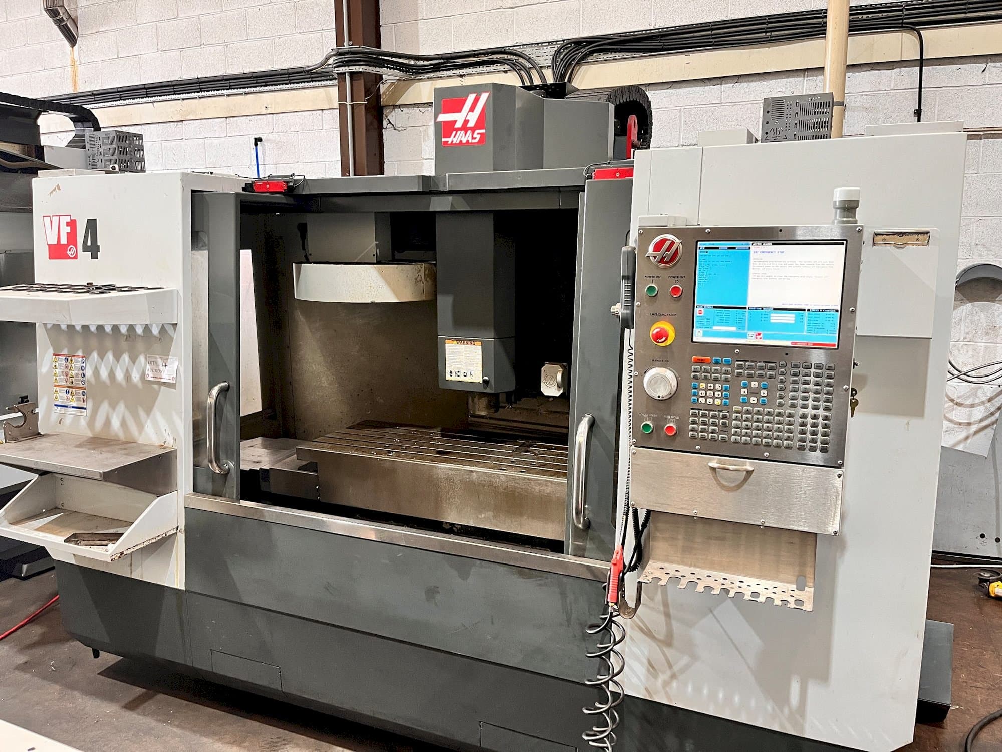 Prikaz  stroja HAAS VF-4  sprijeda