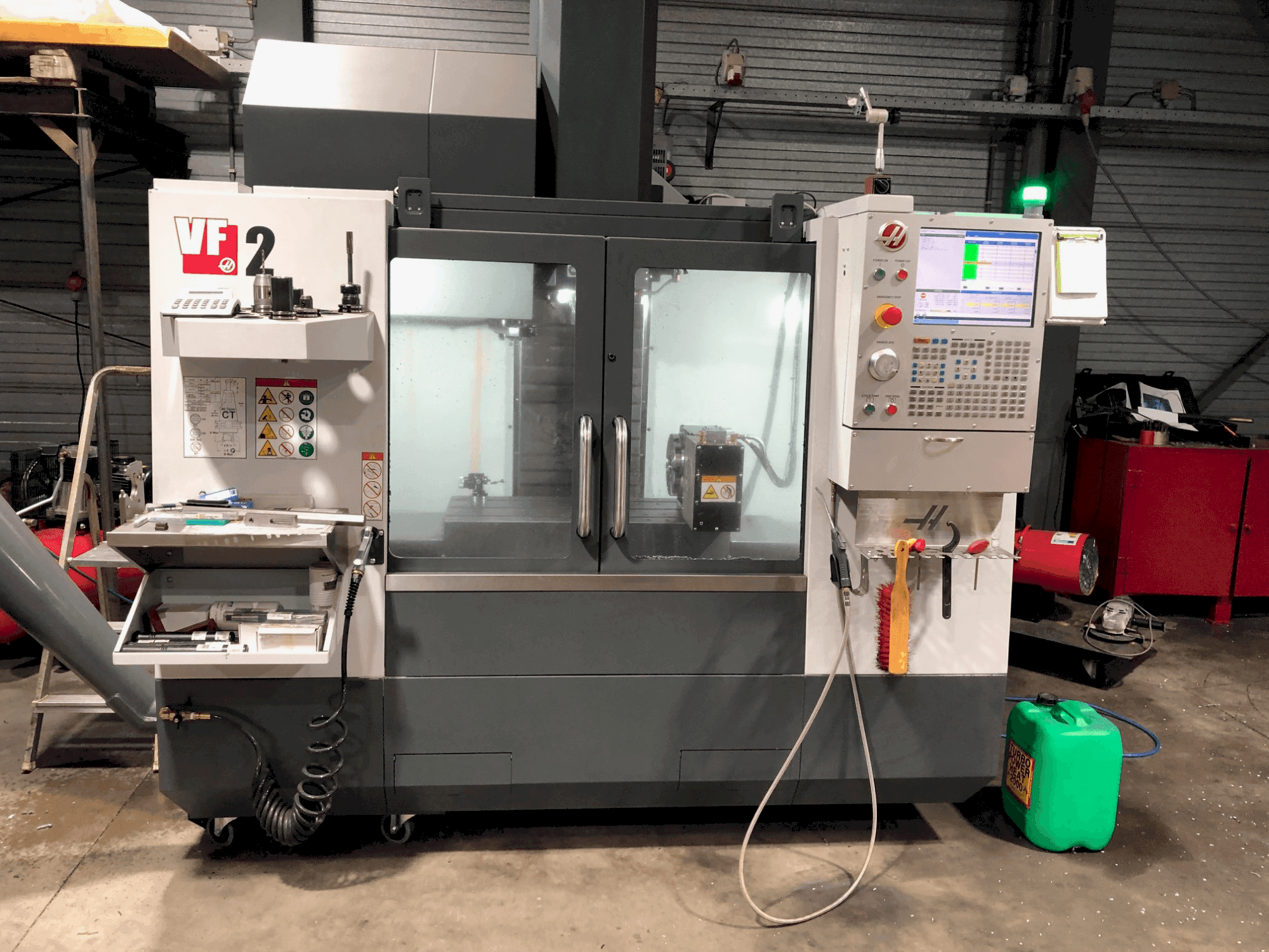 Prikaz  stroja HAAS VF-2  sprijeda