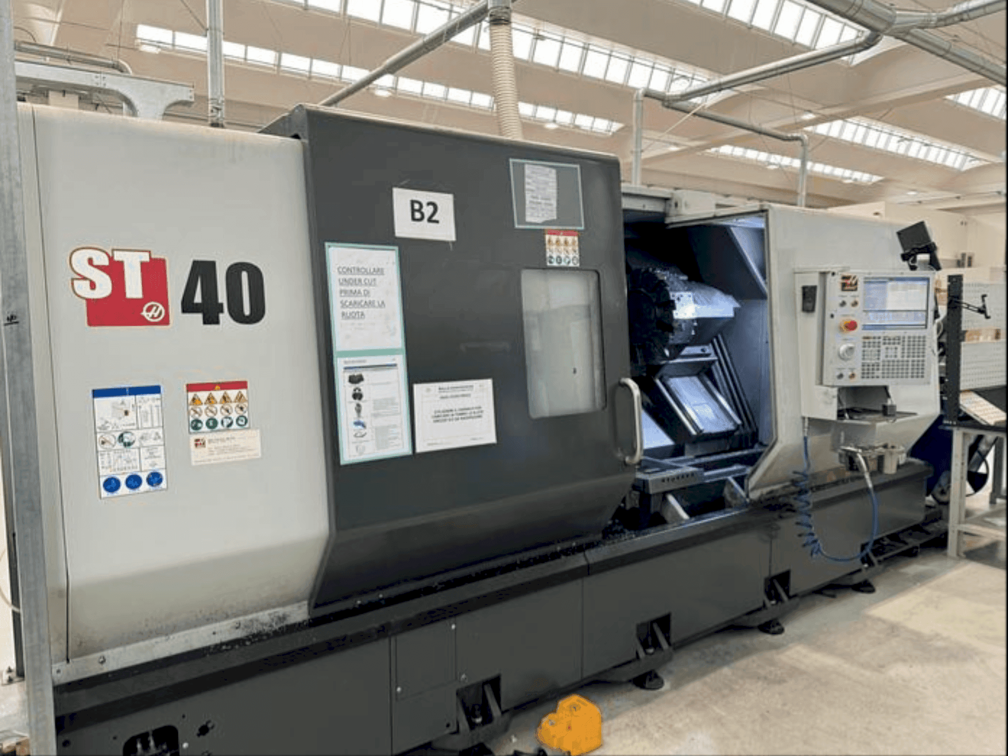 Prikaz  stroja HAAS ST40  sprijeda