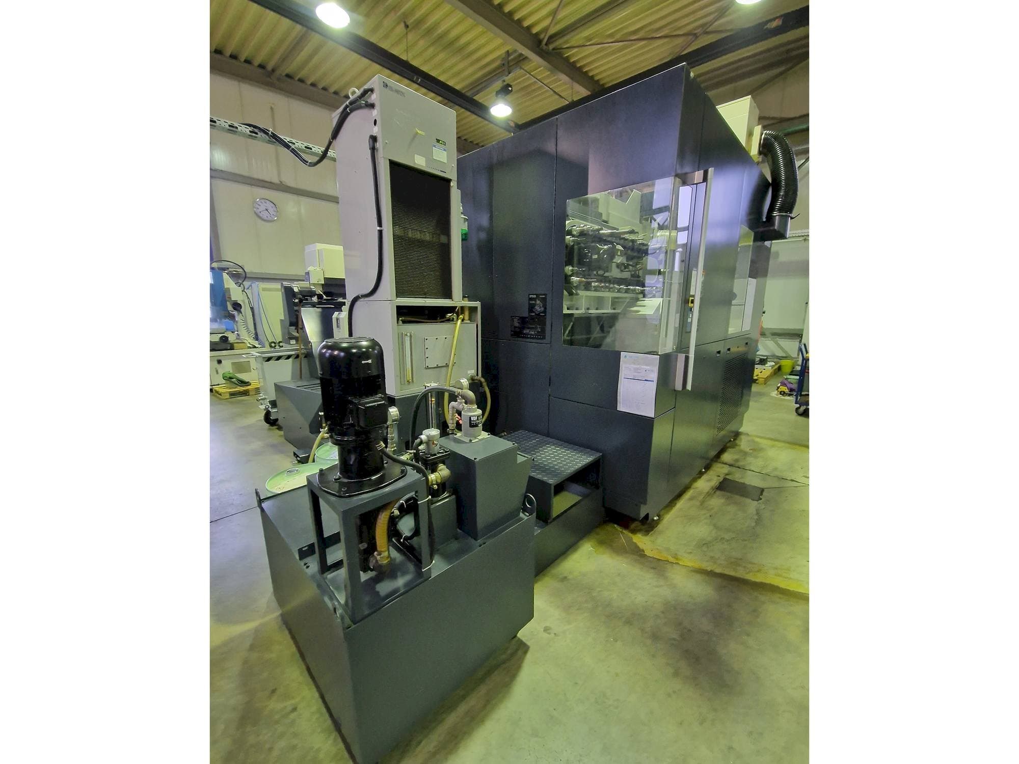 Prikaz  stroja Makino F9  sprijeda