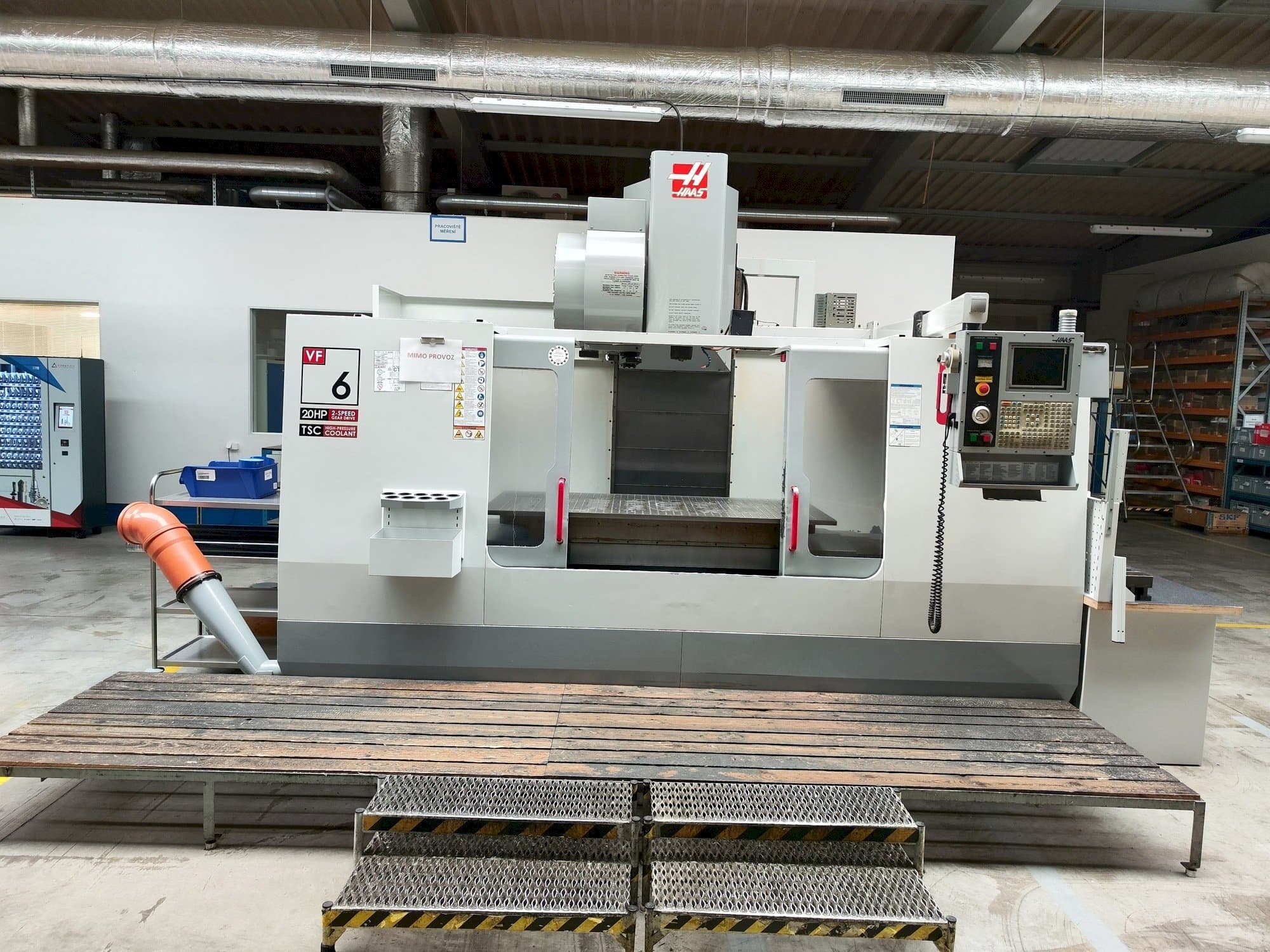 Prikaz  stroja HAAS VF-6  sprijeda