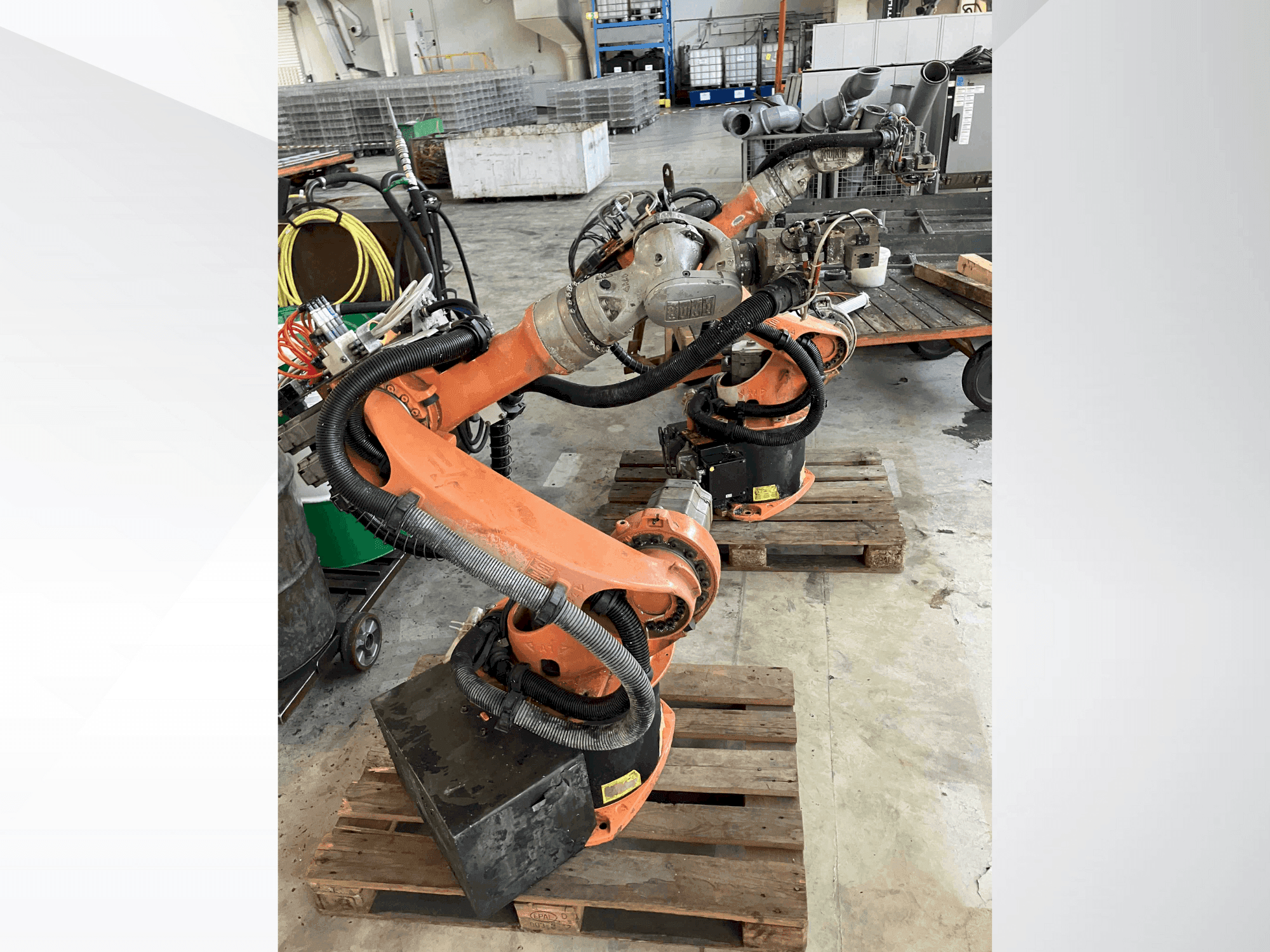 Prikaz  stroja KUKA KR16  sprijeda