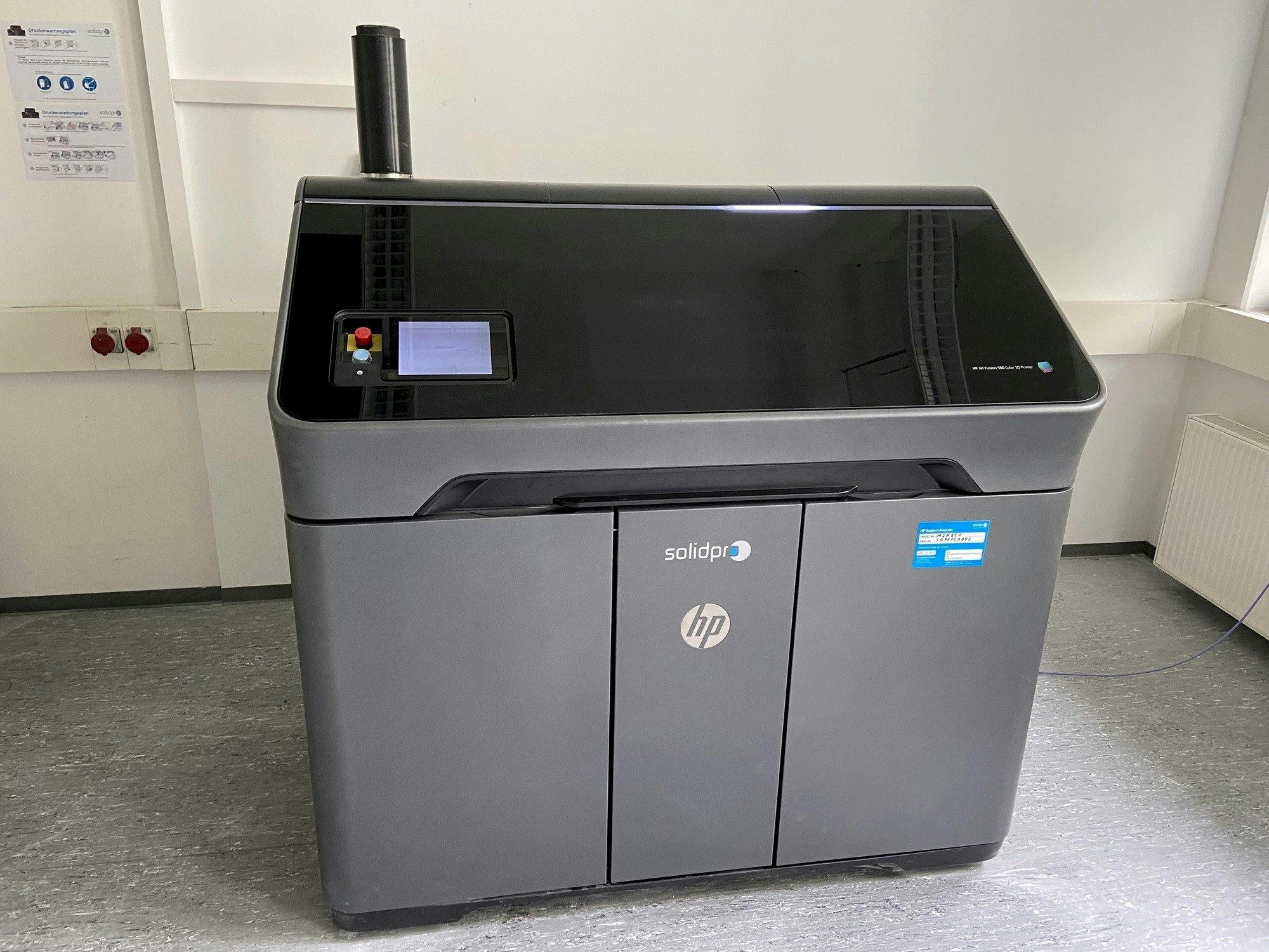 Prikaz  stroja HP Jet Fusion 580 Color 3D printer  sprijeda