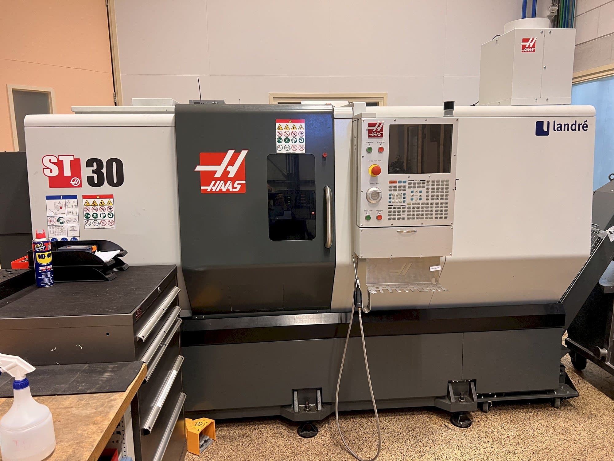Prikaz  stroja HAAS ST30  sprijeda