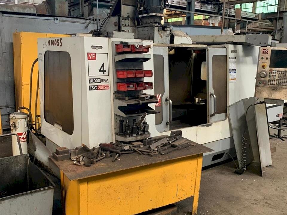 Prikaz  stroja HAAS VF-4  sprijeda