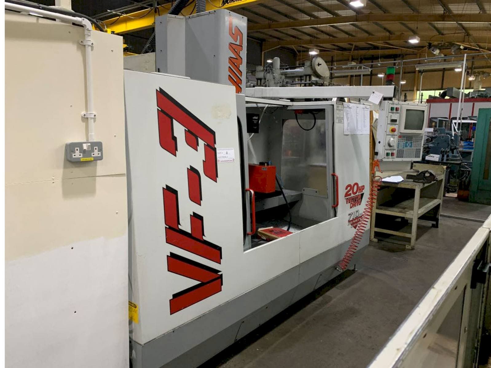 Prikaz  stroja HAAS VF3  sprijeda