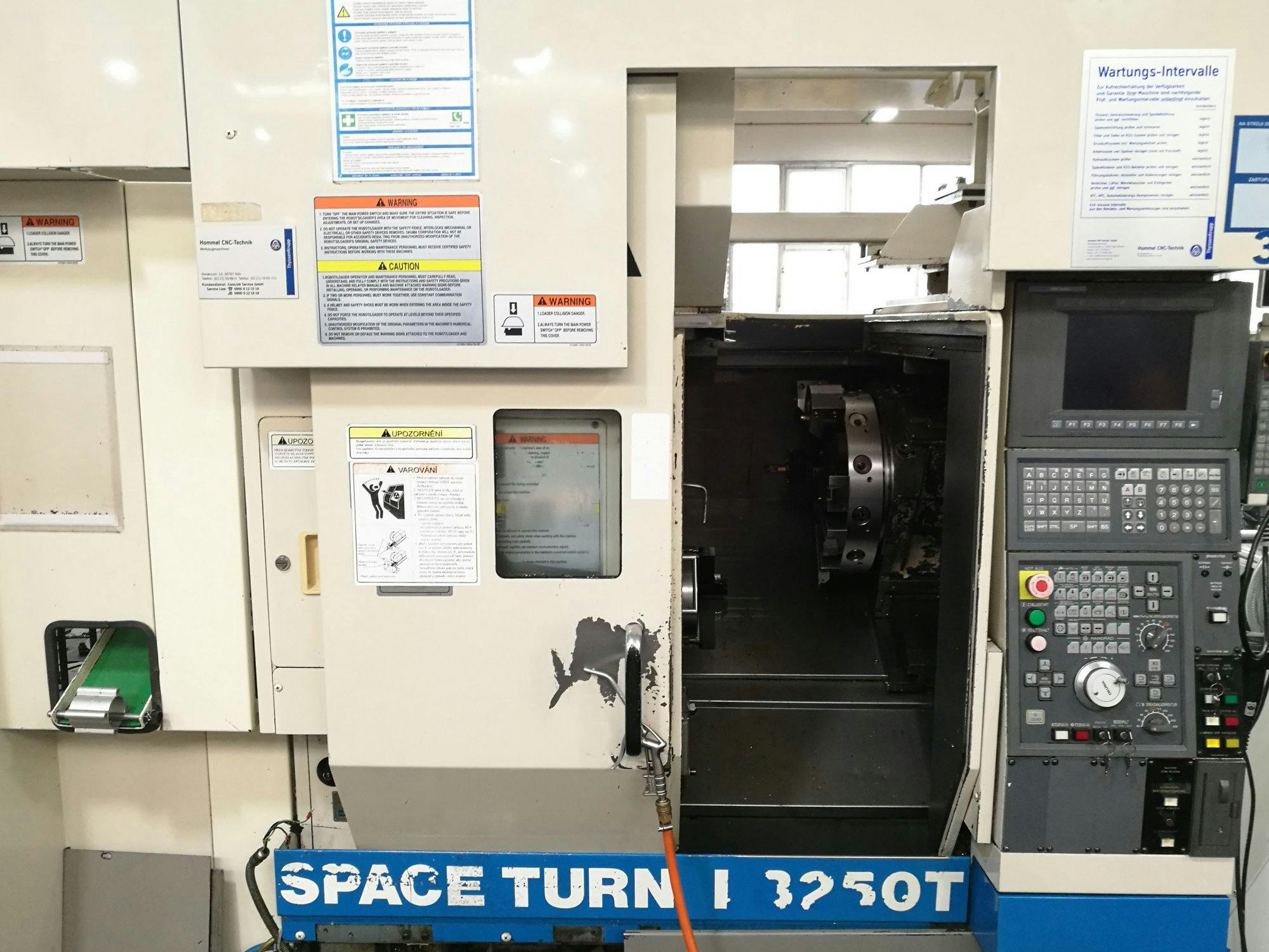 Prikaz  stroja Okuma SPACE TURN LB250T sprijeda
