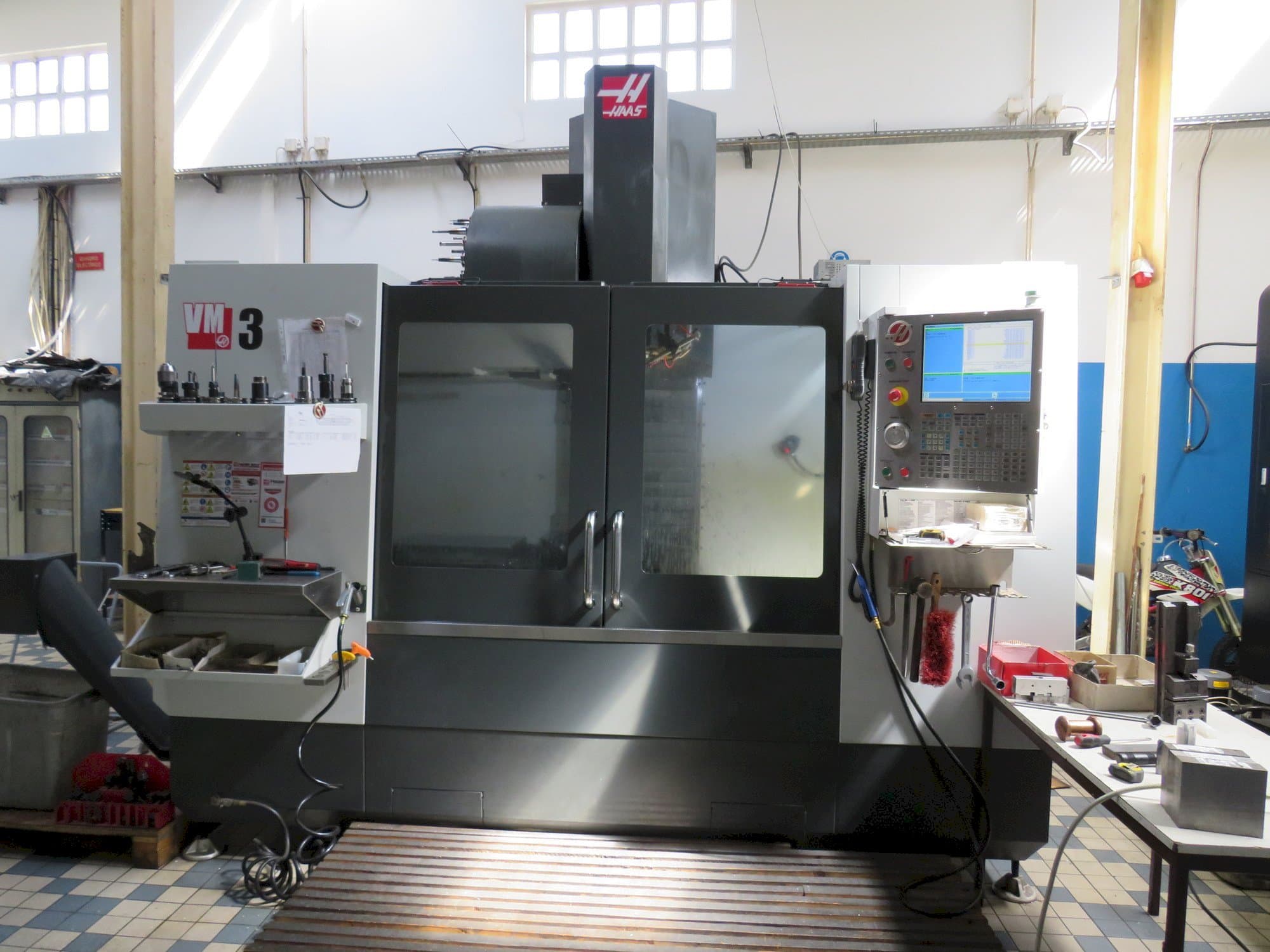 Prikaz  stroja HAAS VM3  sprijeda