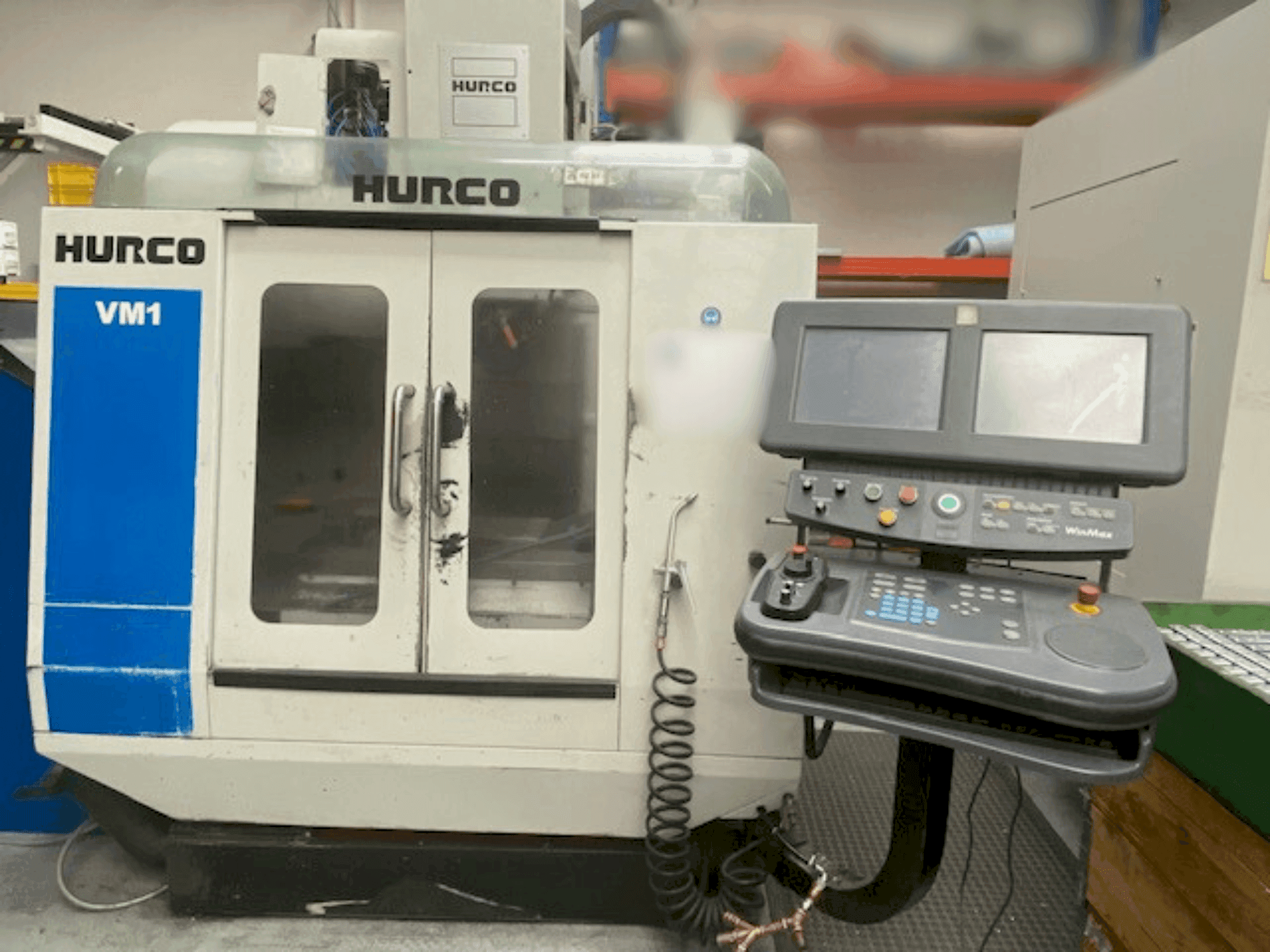 Prikaz  stroja Hurco VM1  sprijeda