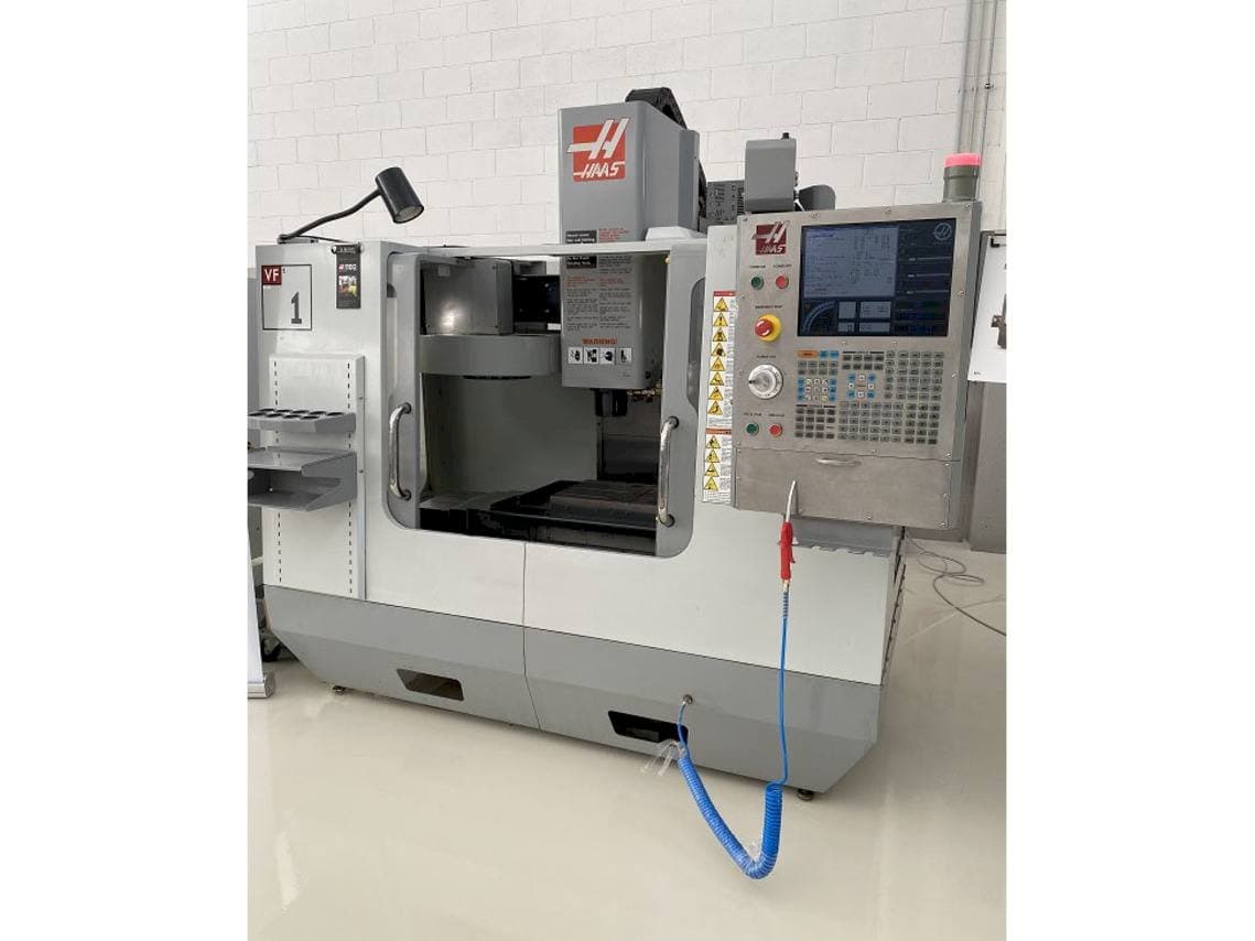 Prikaz  stroja HAAS VF-1  sprijeda