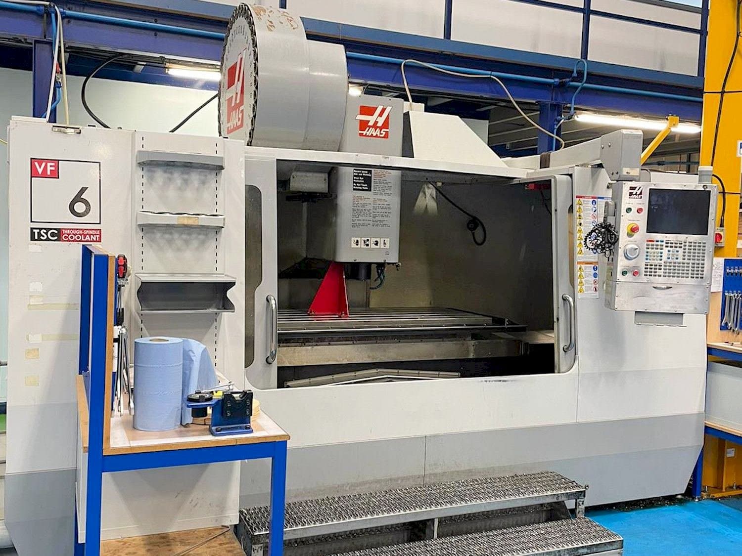 Prikaz  stroja HAAS VF-6  sprijeda