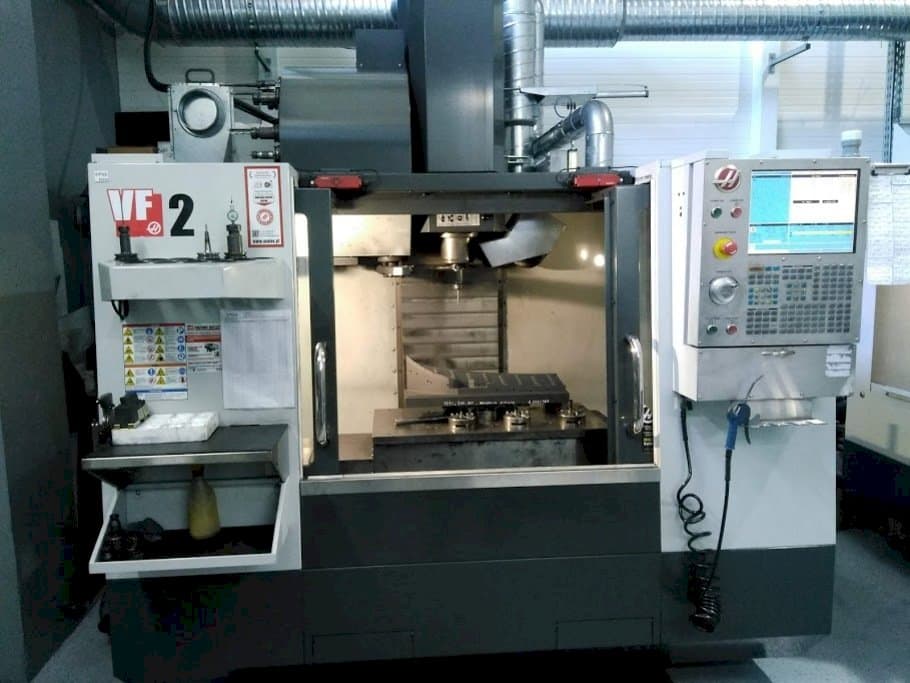 Prikaz  stroja HAAS VF2  sprijeda