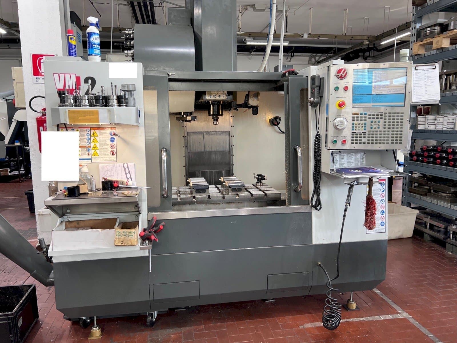 Prikaz  stroja HAAS VM2  sprijeda