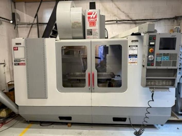 Prikaz  stroja HAAS VF3  sprijeda