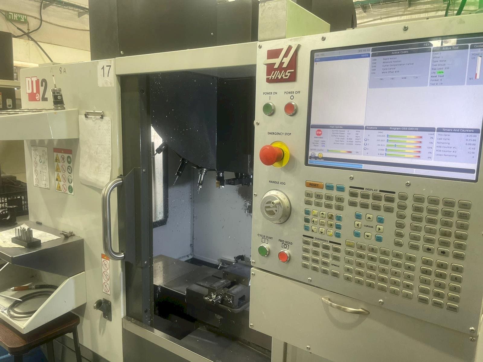 Prikaz  stroja HAAS DT-2  sprijeda