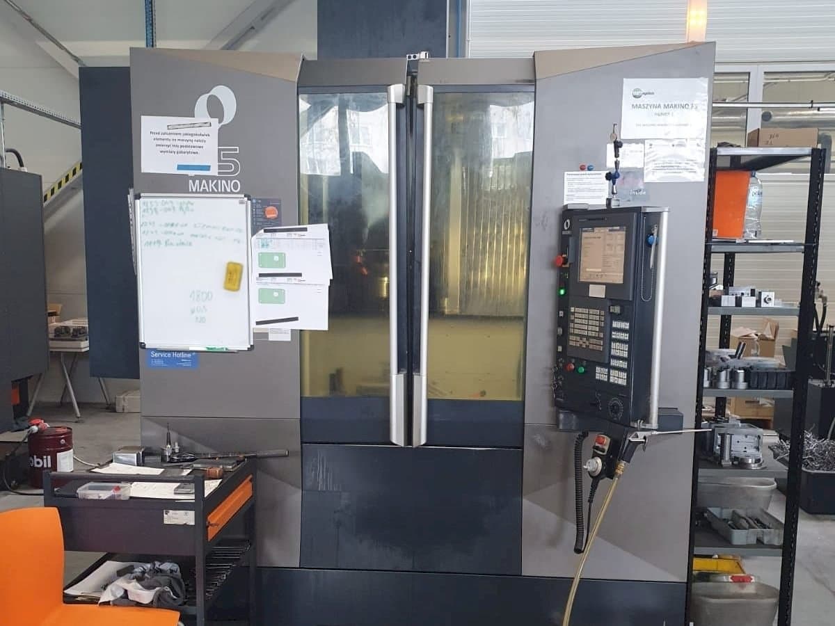 Prikaz  stroja Makino F5  sprijeda