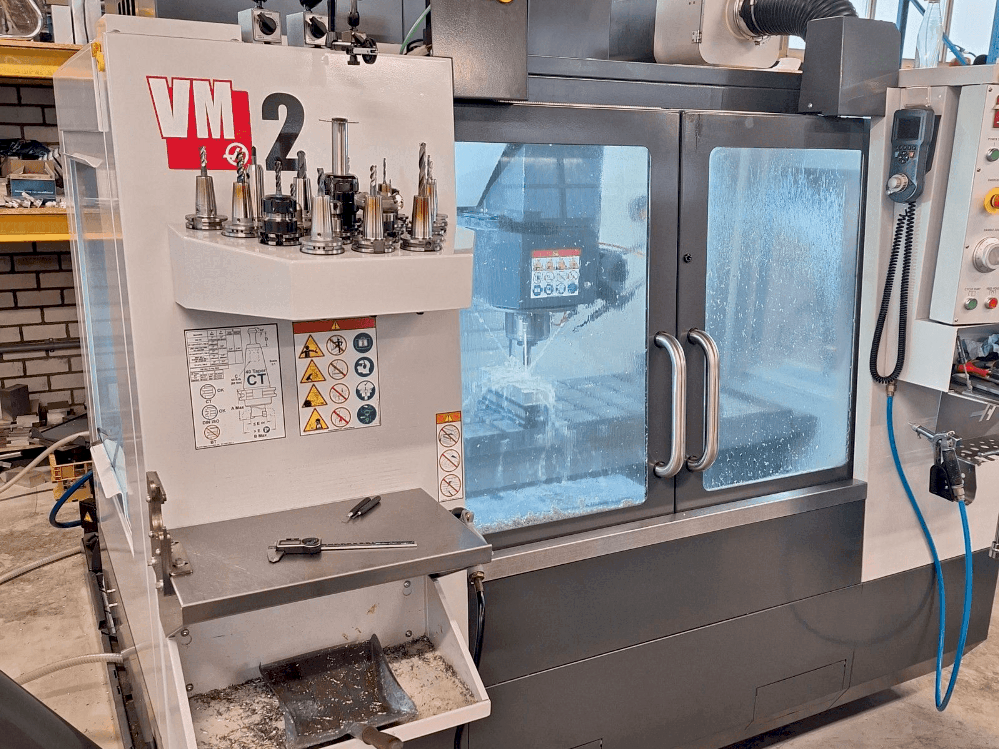 Prikaz  stroja HAAS VM-2  sprijeda