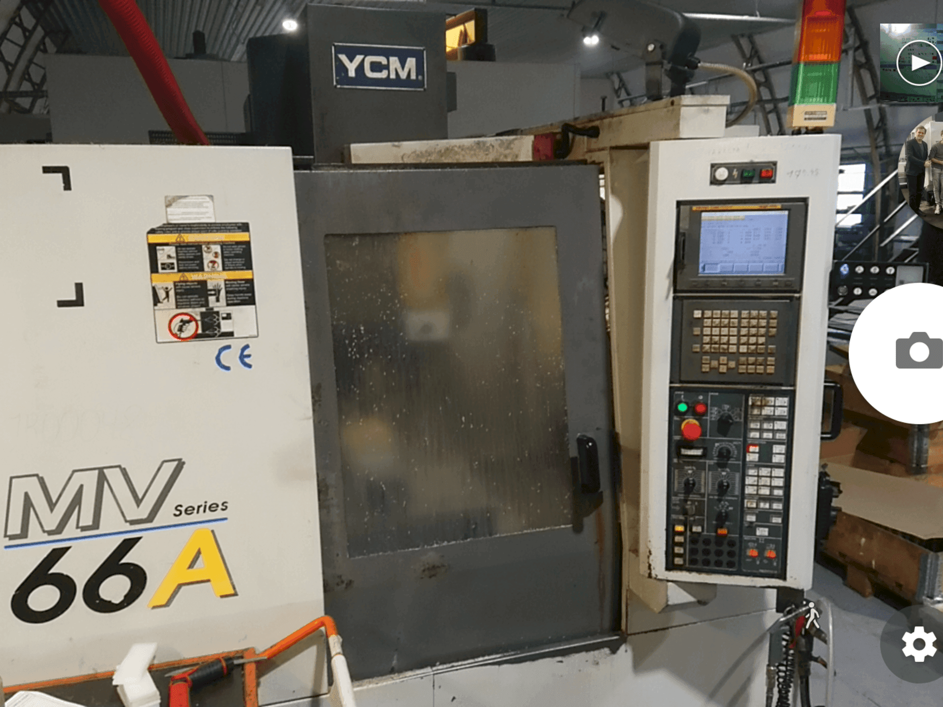 Prikaz  stroja YCM MV66A  sprijeda