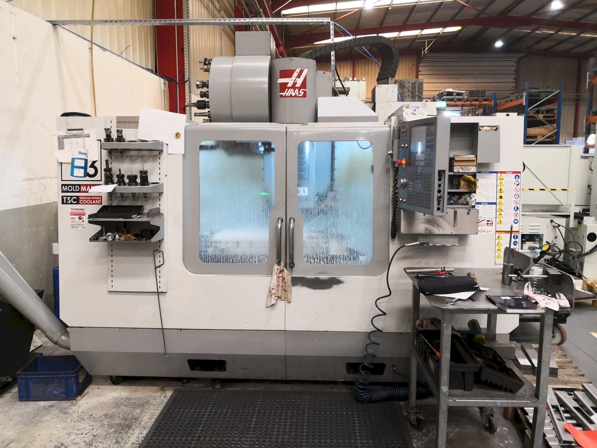 Prikaz  stroja HAAS VM3  sprijeda