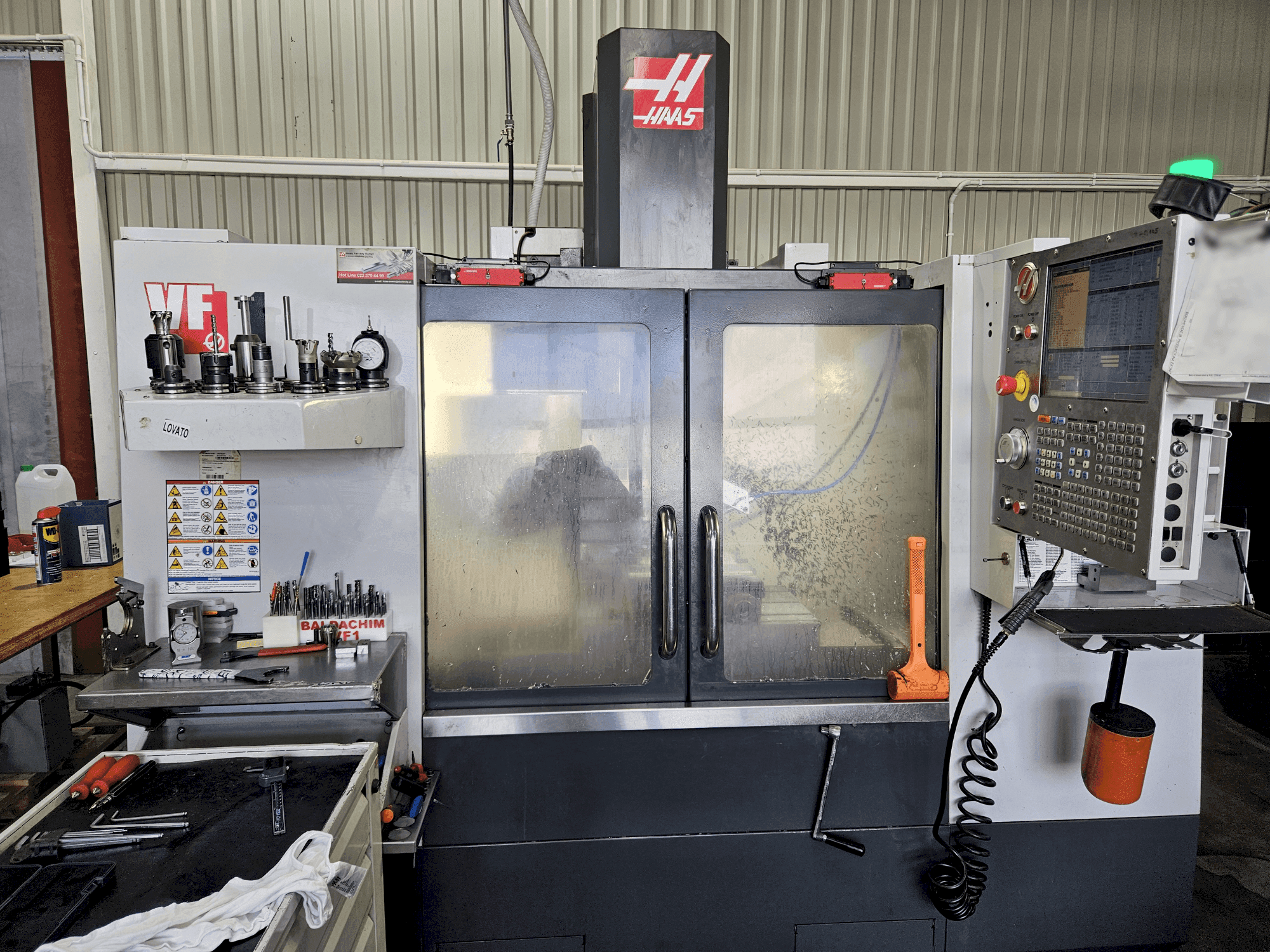 Prikaz  stroja HAAS VF-1  sprijeda