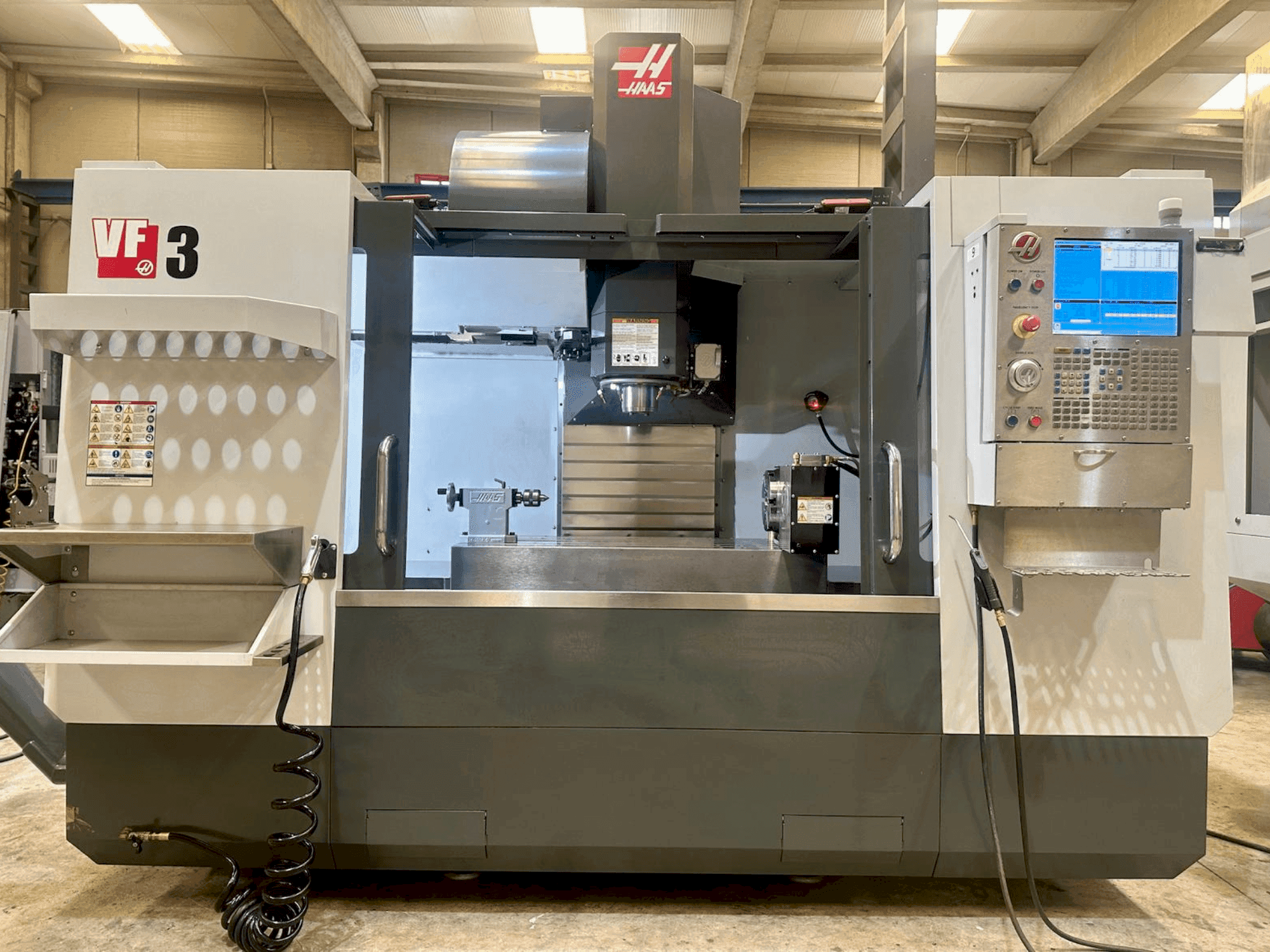 Prikaz  stroja HAAS VF-3  sprijeda