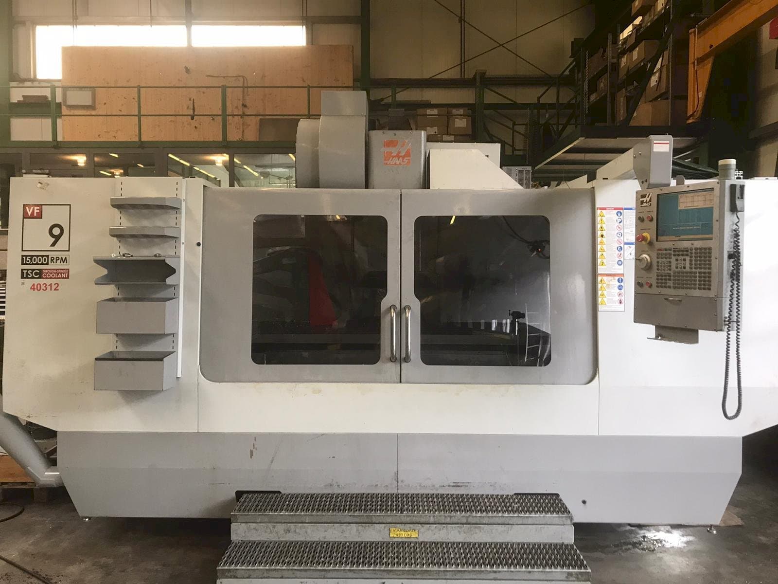 Prikaz  stroja HAAS VF-9  sprijeda