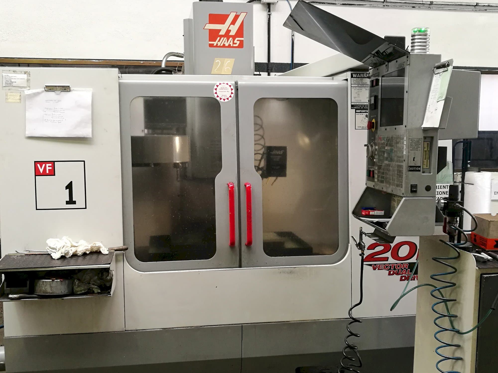 Prikaz  stroja HAAS VF 1  sprijeda