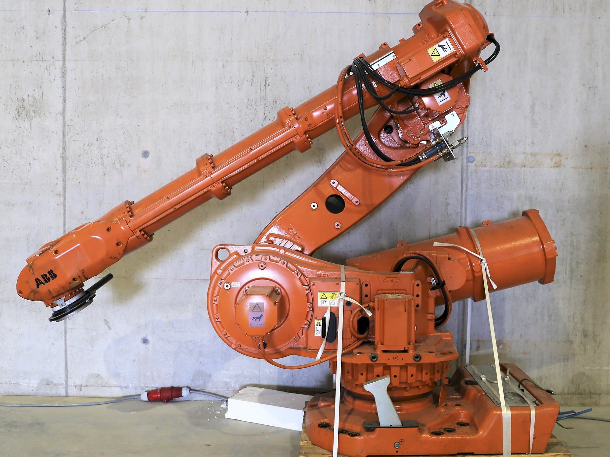 Prikaz  stroja ABB 6650 sprijeda