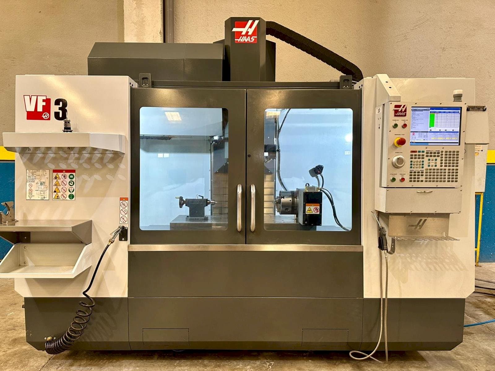 Prikaz  stroja HAAS VF-3  sprijeda