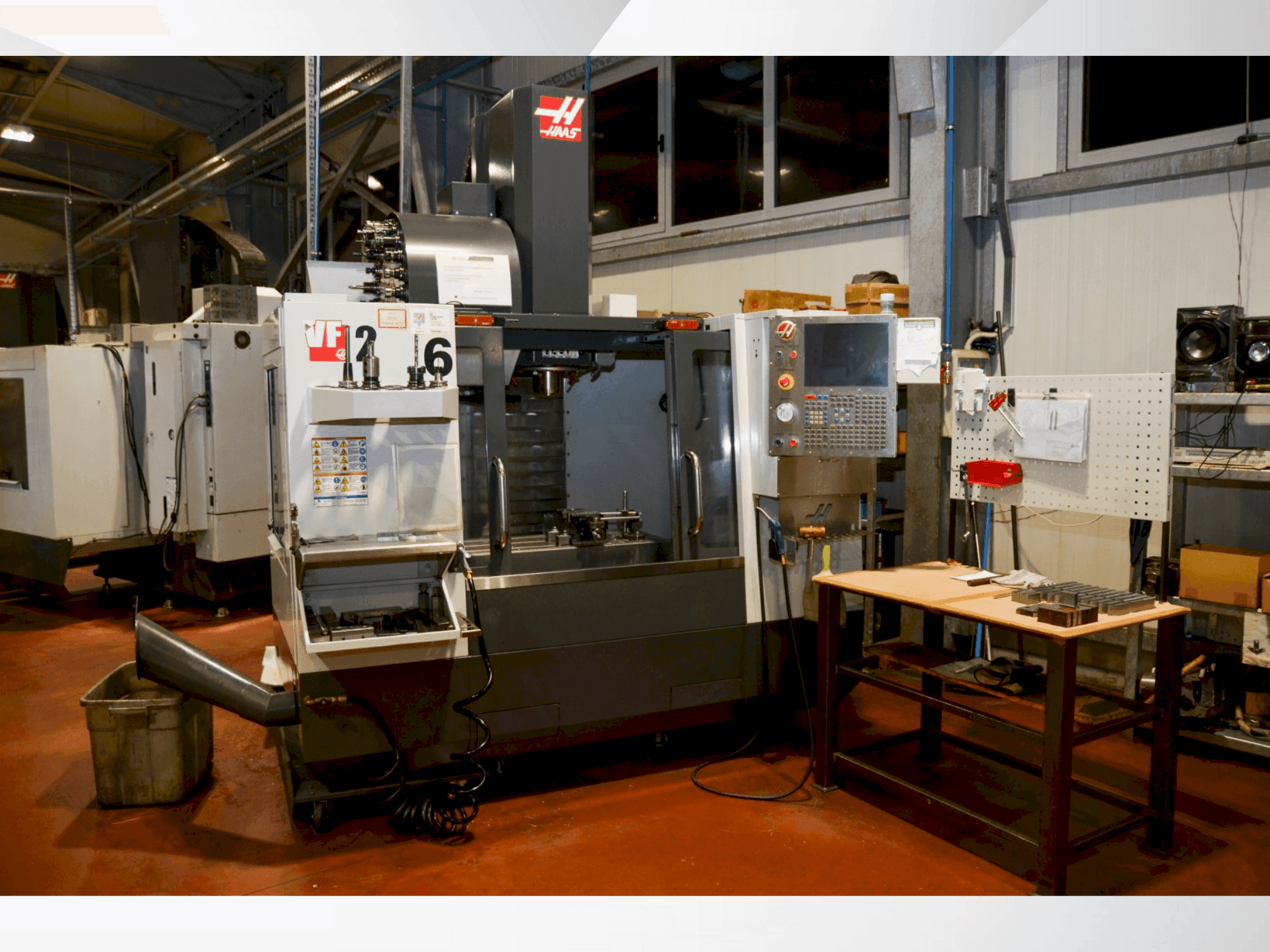 Prikaz  stroja HAAS VF 2  sprijeda