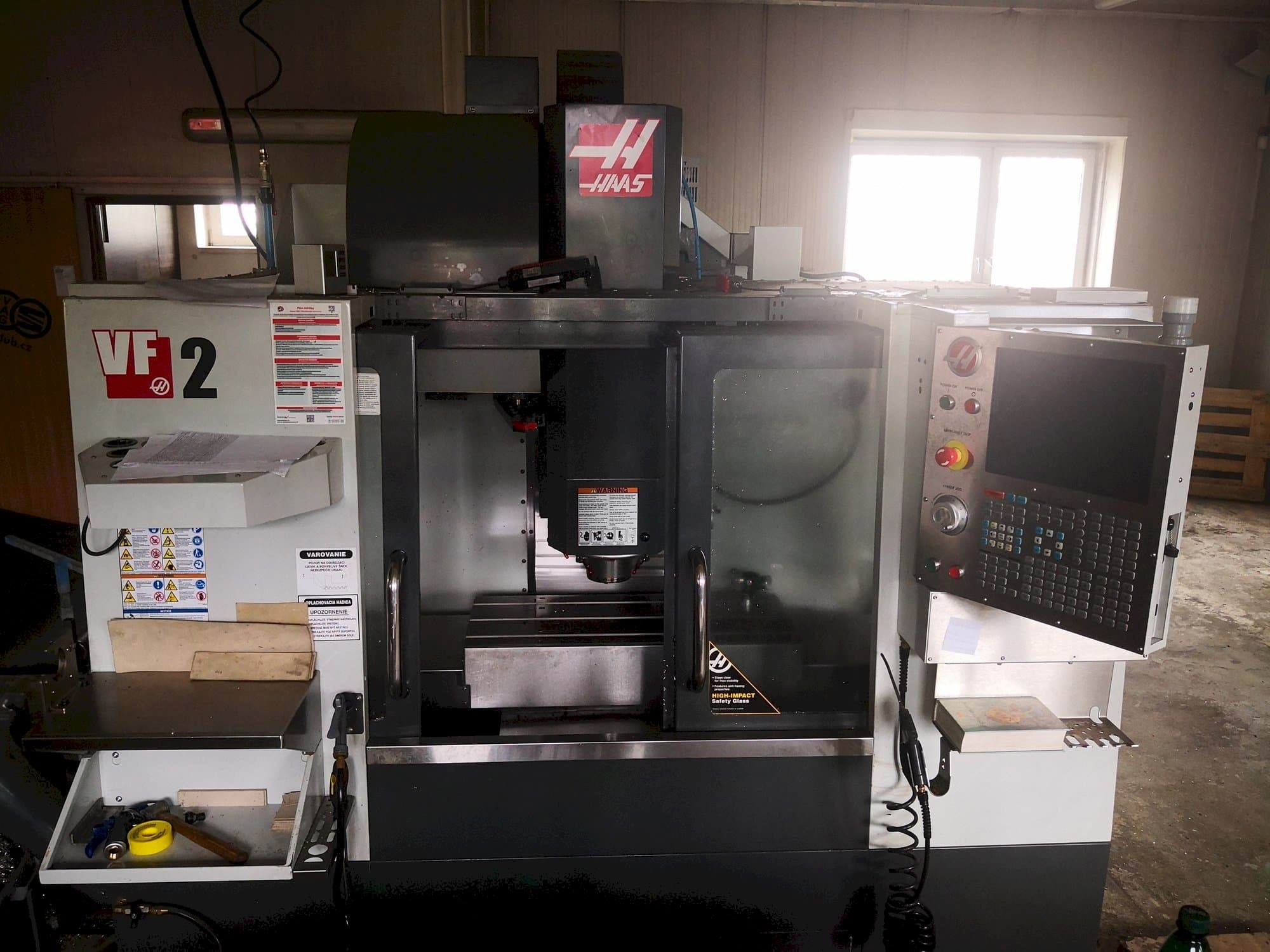 Prikaz  stroja HAAS VF-2  sprijeda