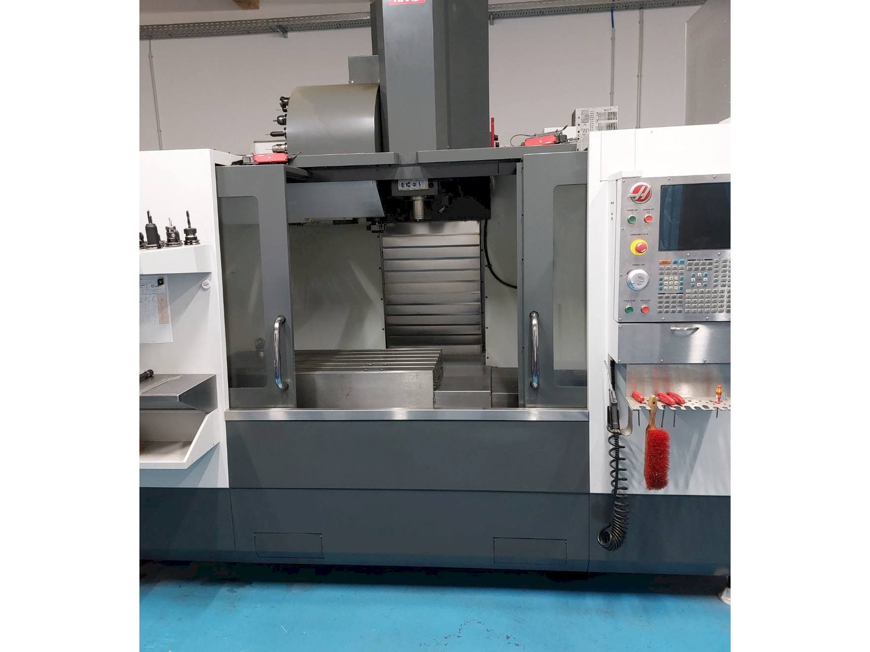 Prikaz  stroja HAAS VF3  sprijeda