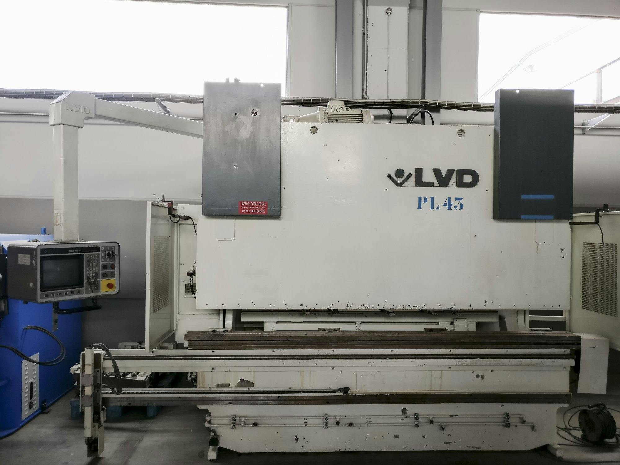 Prikaz  stroja LVD PPEB 160-30 MNC 95 sprijeda