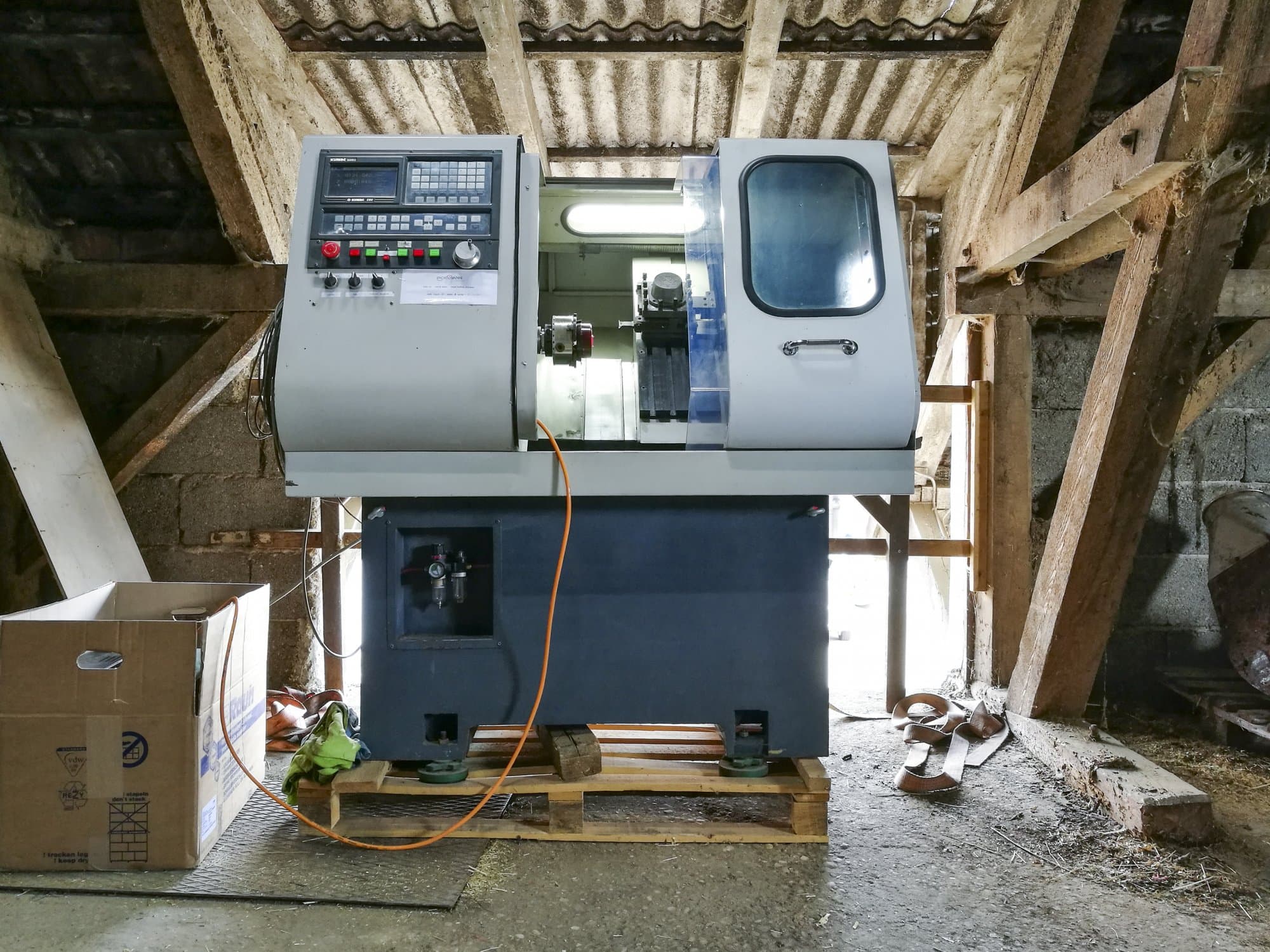 Prikaz  stroja OZ-Seals Simploz6040 CNC sprijeda