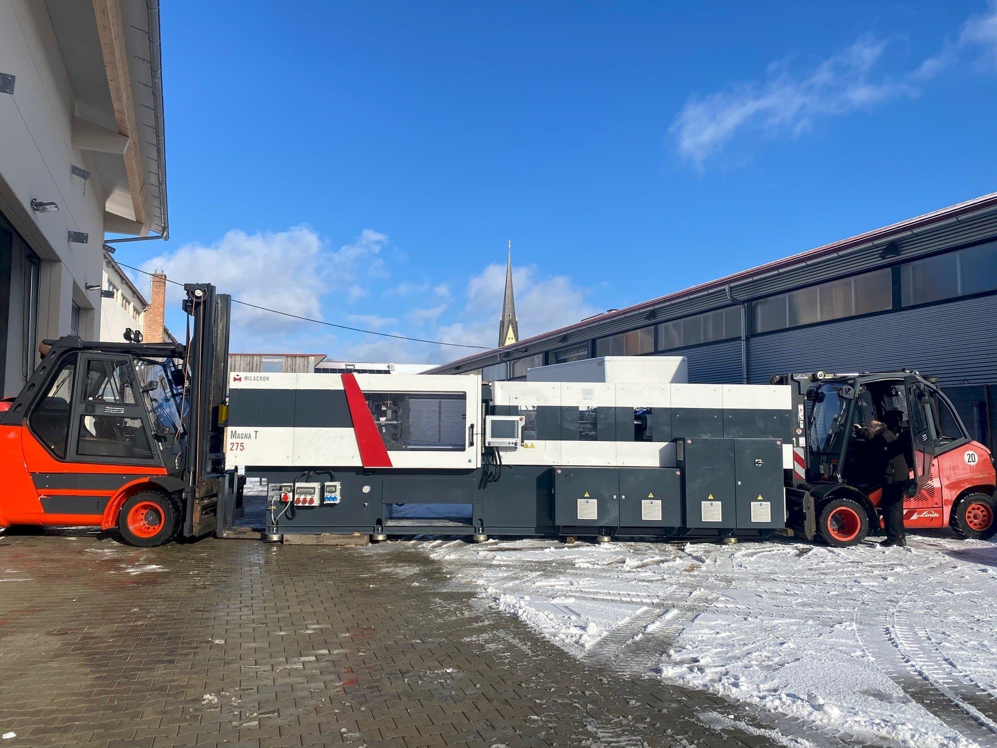 Prikaz stroja Milacron Magna T (MTs) - 275 sprijeda