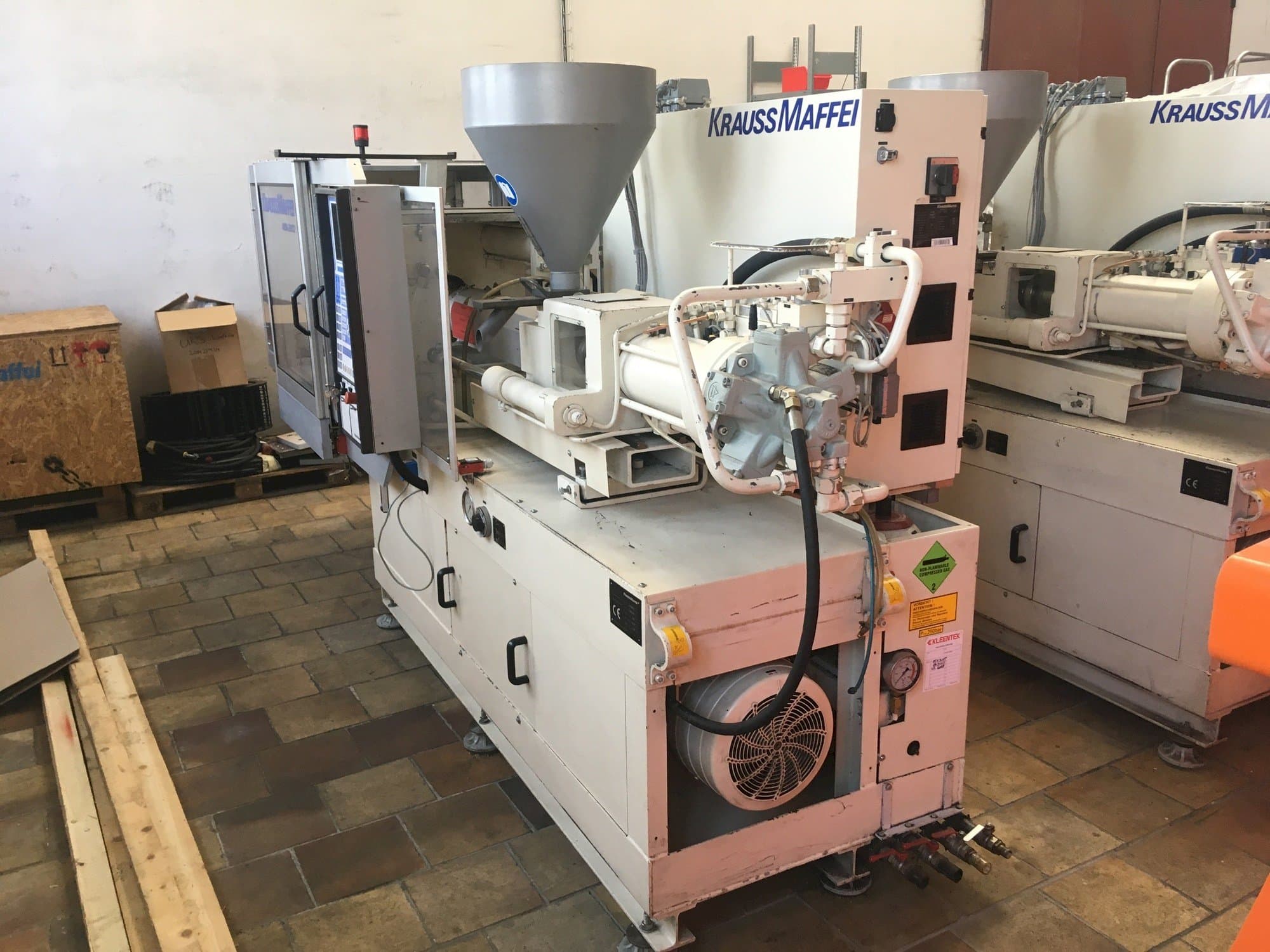 Prikaz lijeve strane stroja Krauss Maffei 80/390 C2