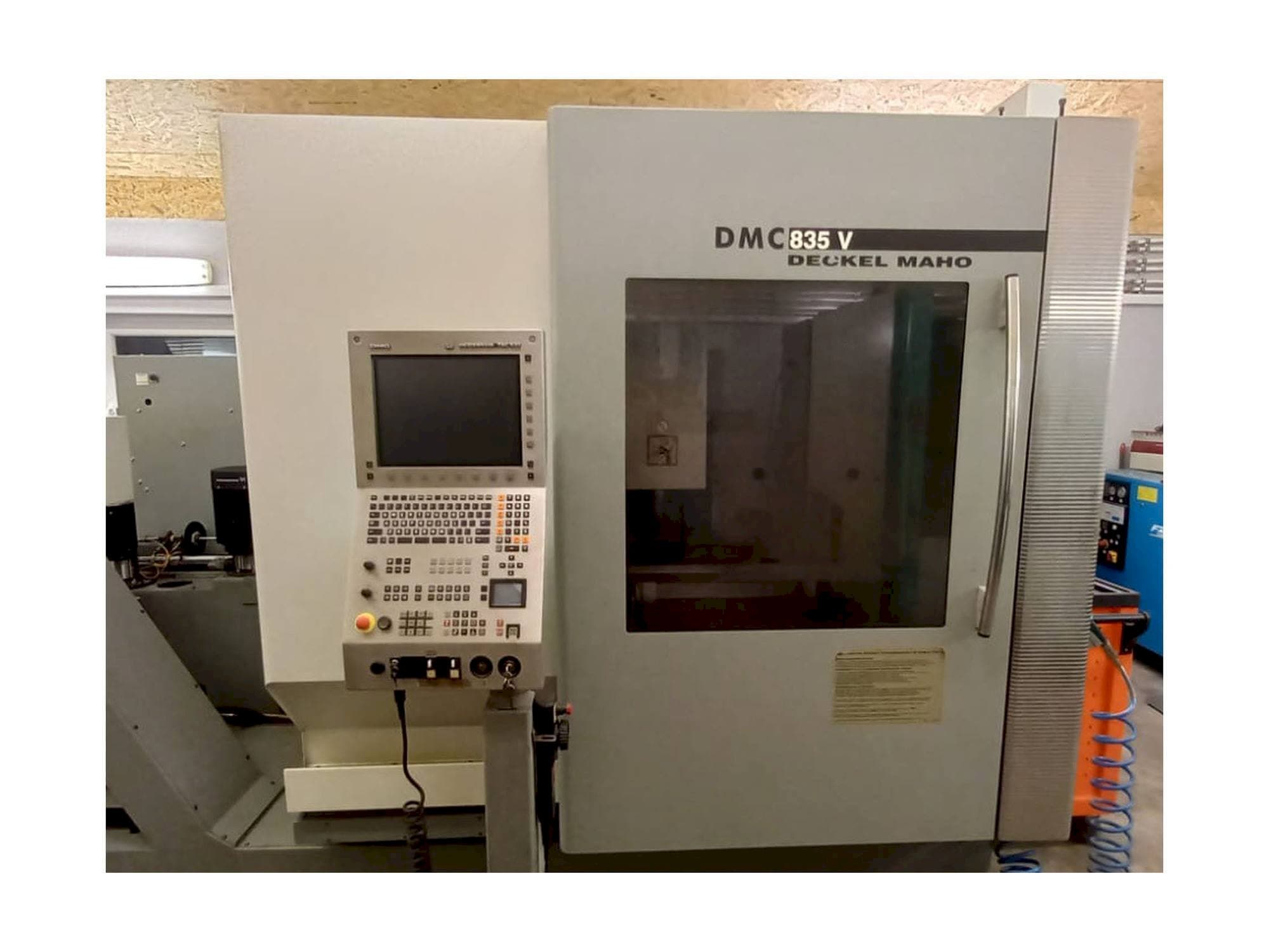 Prikaz  stroja DMG Deckel Maho DMC 835 V  sprijeda