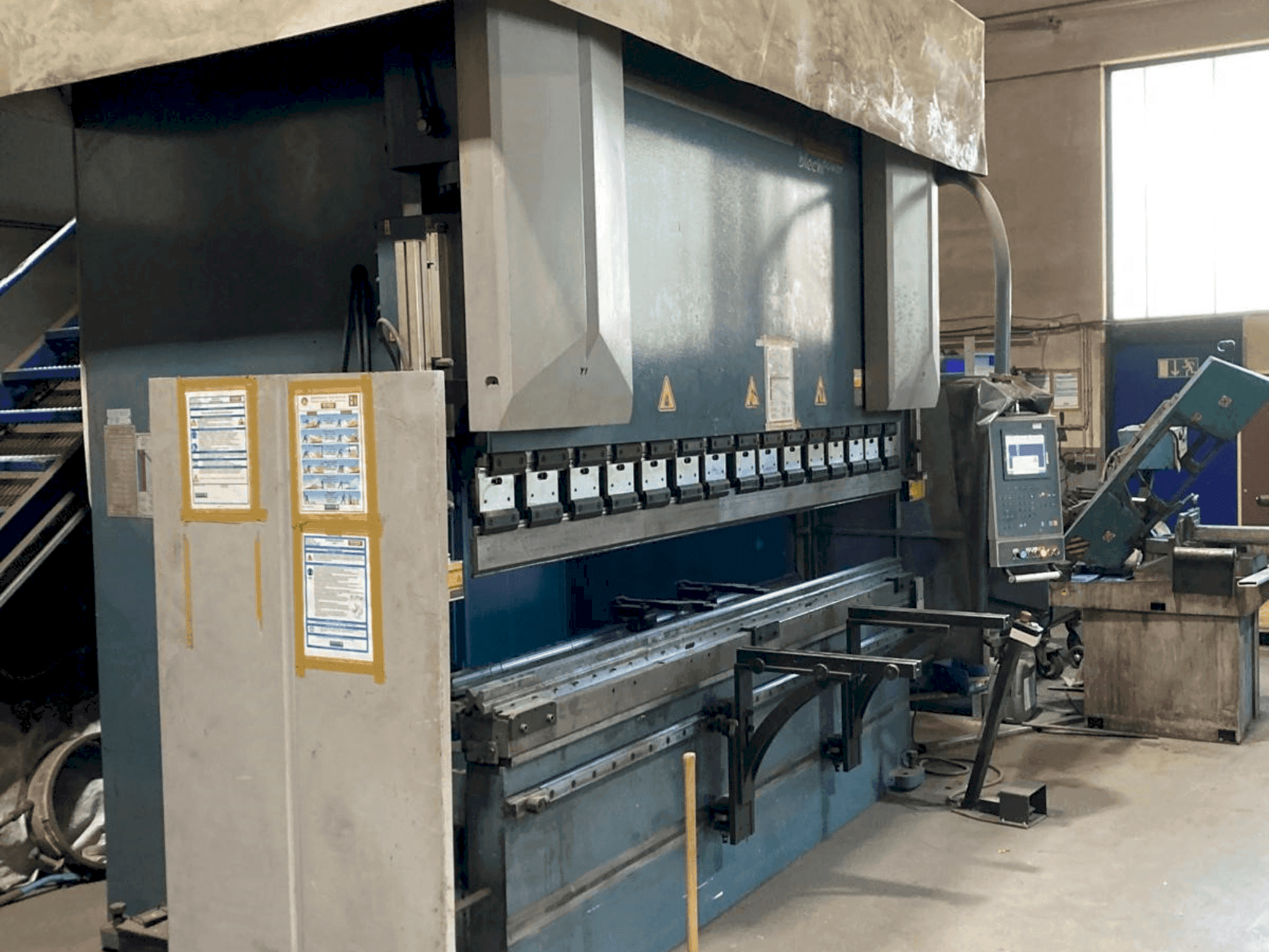 Prikaz  stroja Hesse AD-R30320  sprijeda