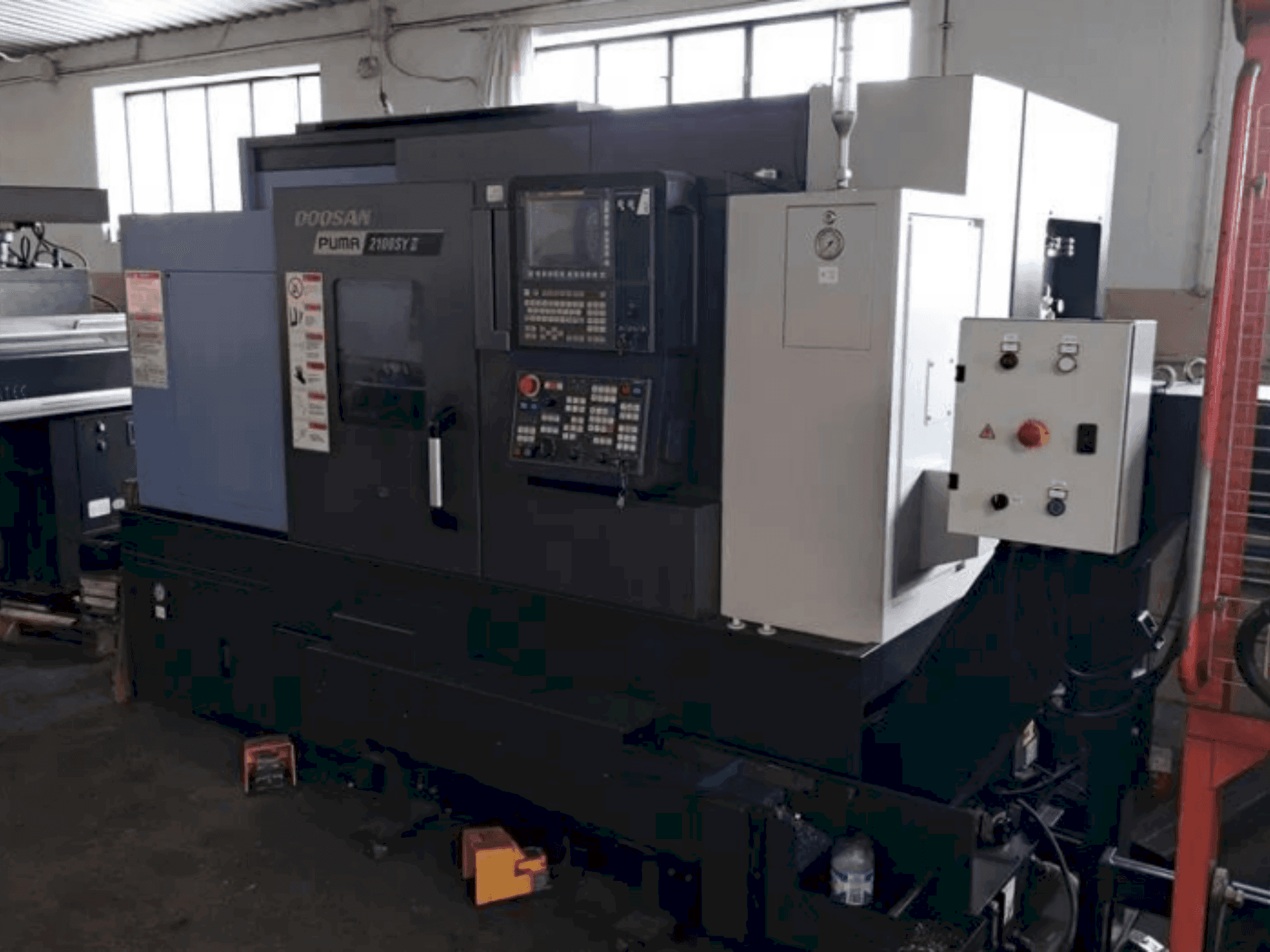 Prikaz  stroja DOOSAN PUMA 2100 SY II  sprijeda