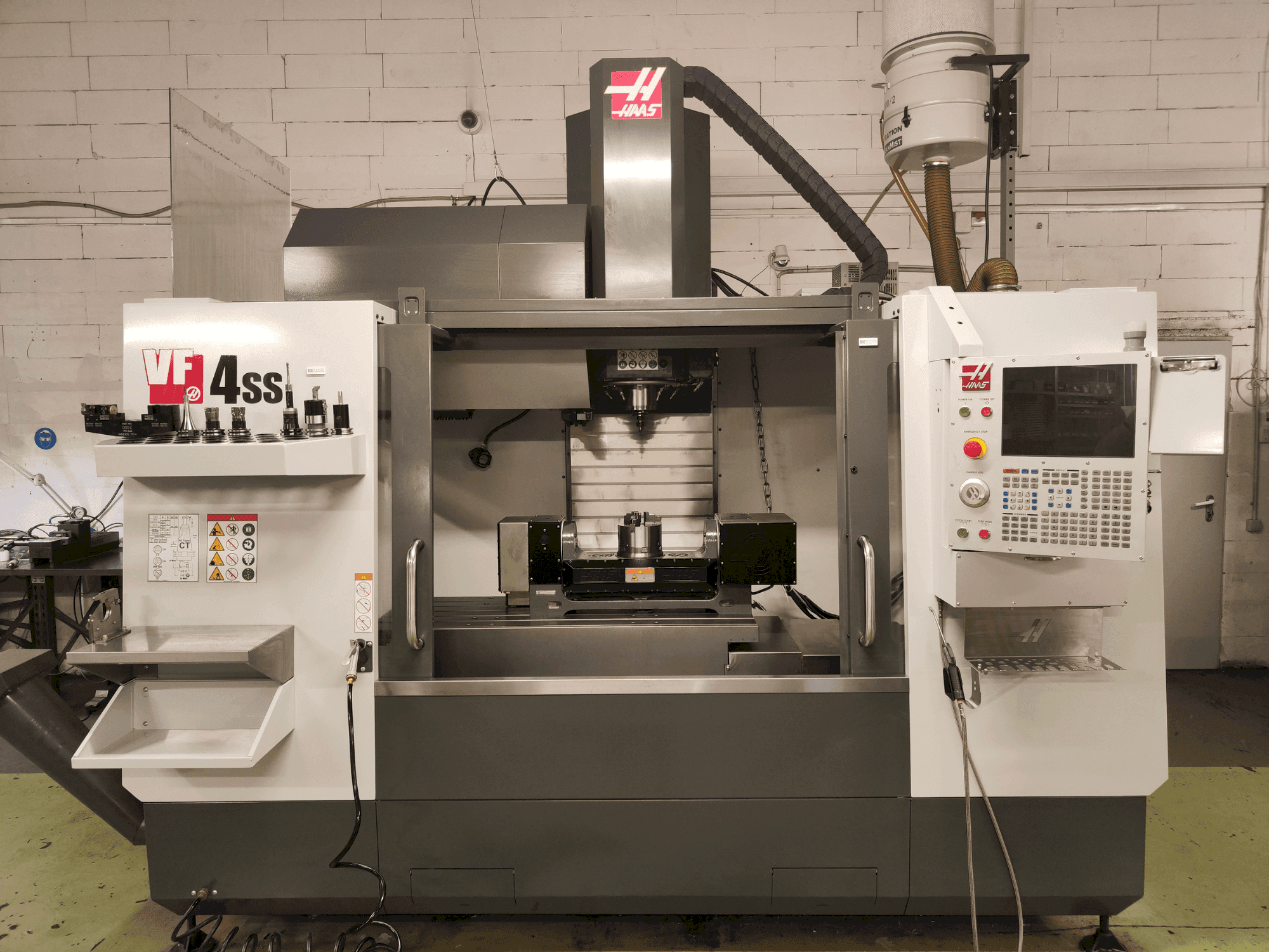 Prikaz stroja HAAS VF-4SS sprijeda