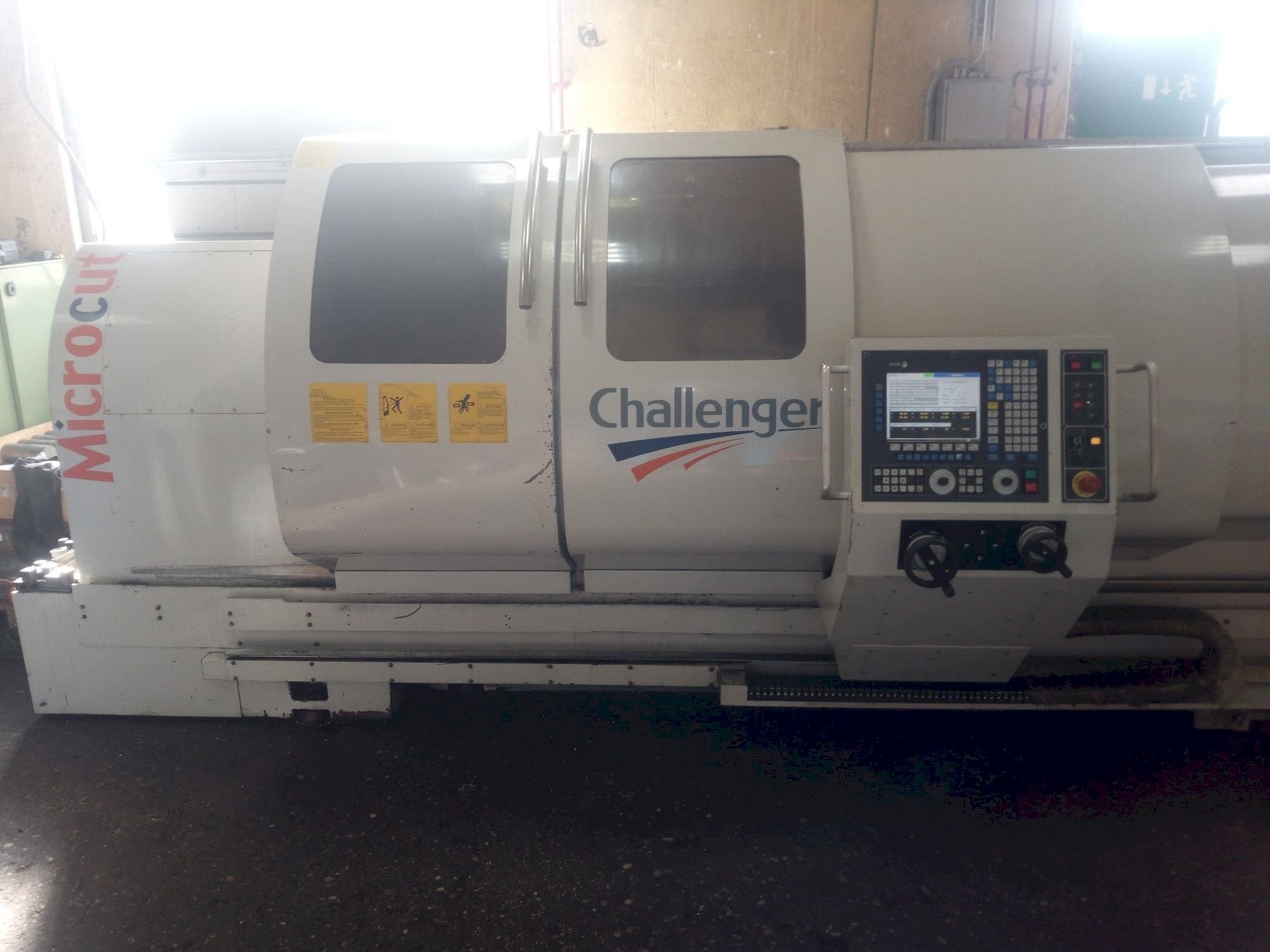 Prikaz stroja MICROCUT BNC 2280 sprijeda