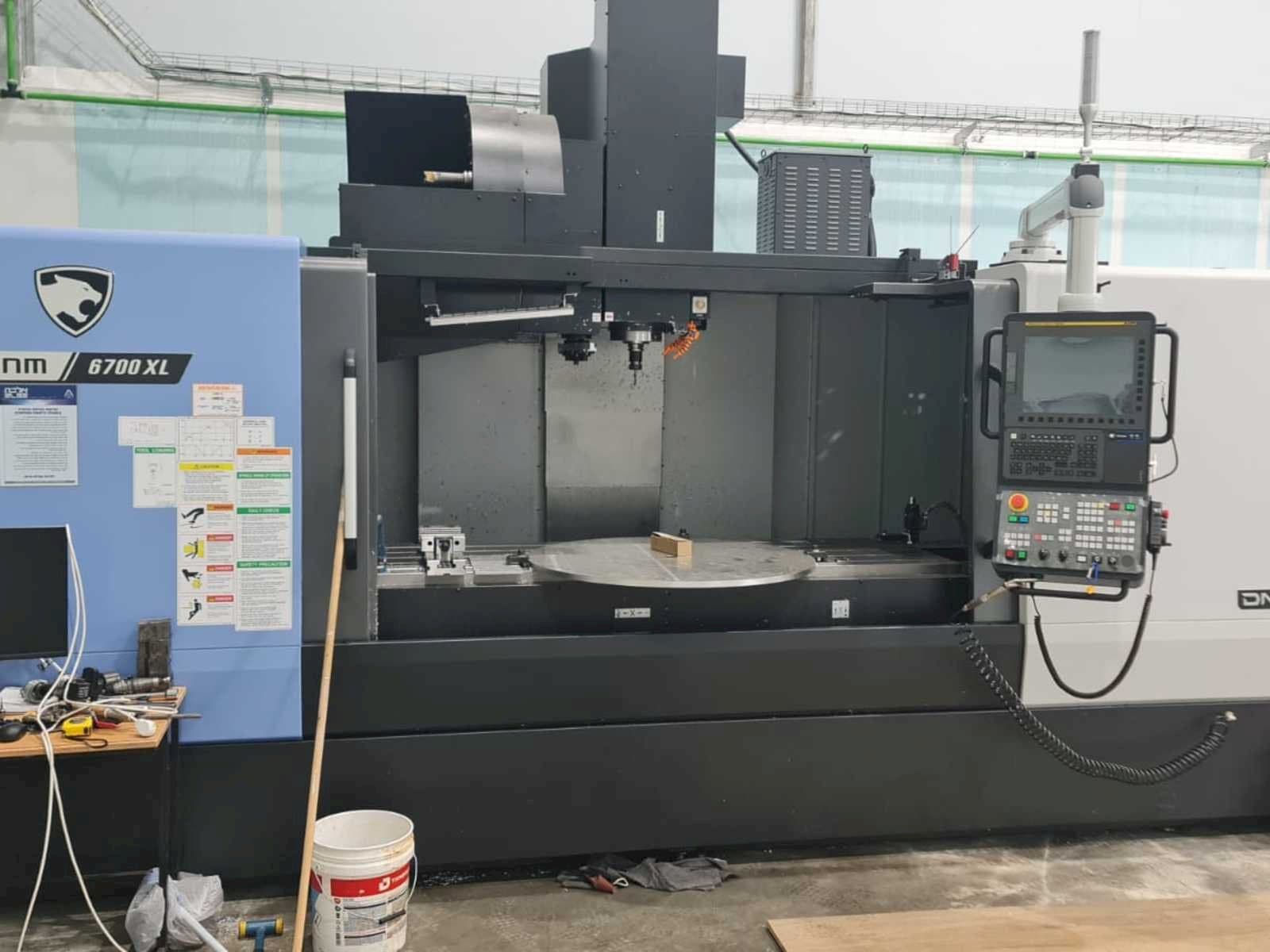 Prikaz stroja Doosan DNM 6700 XL sprijeda