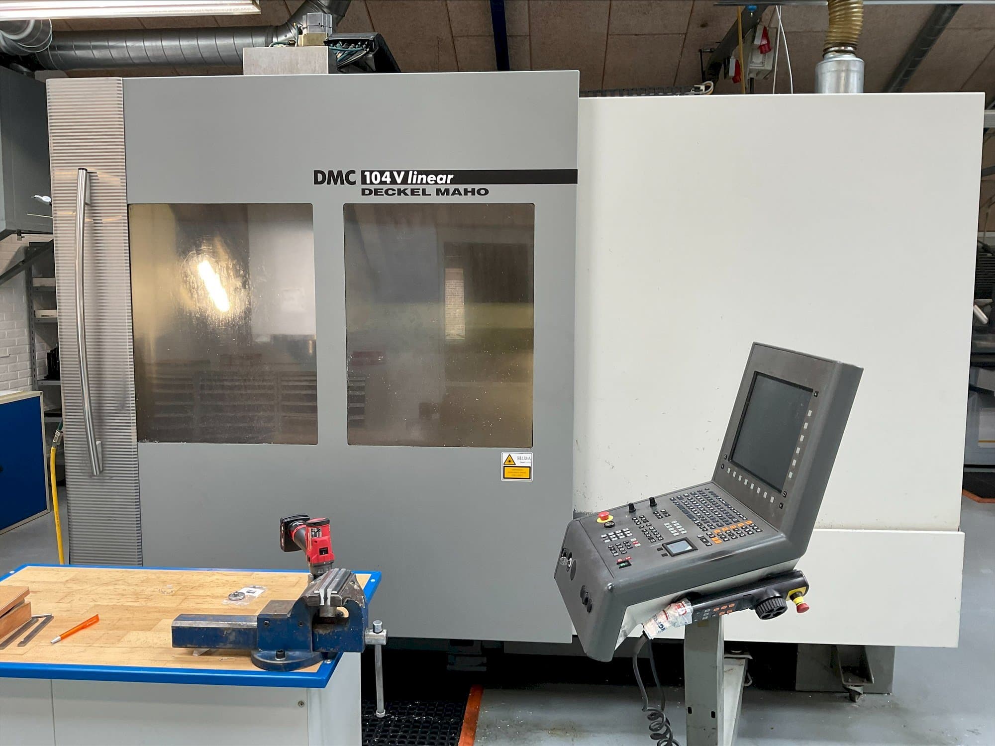 Prikaz stroja DMG MORI DMC 104V linear sprijeda
