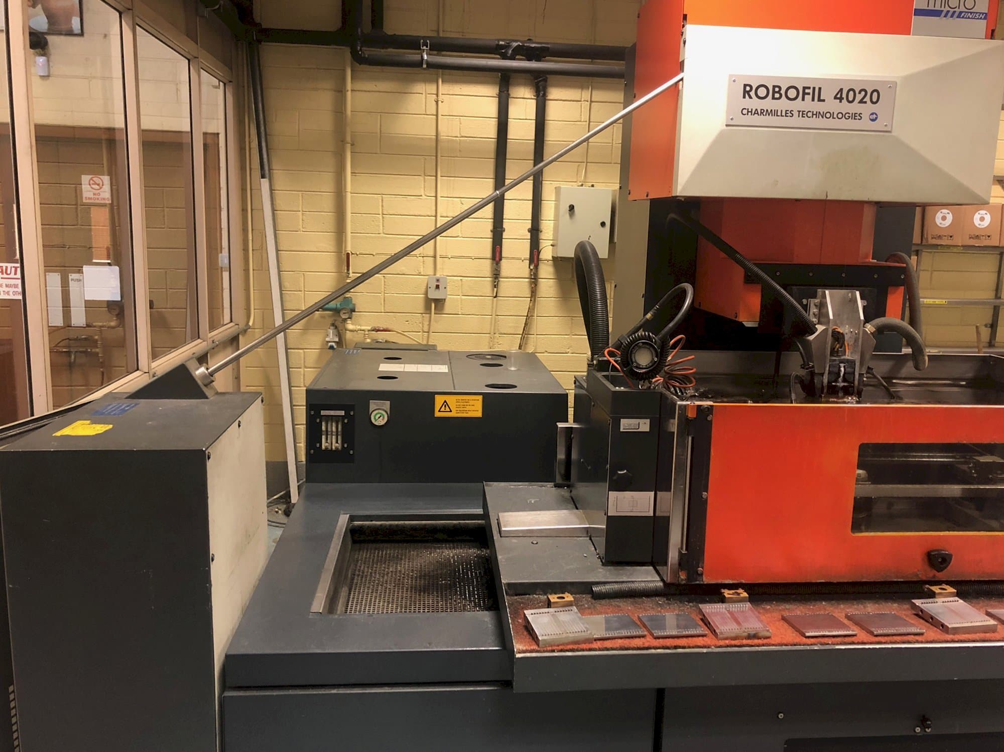 Prikaz  stroja CHARMILLES ROBOFIL 4020 sprijeda