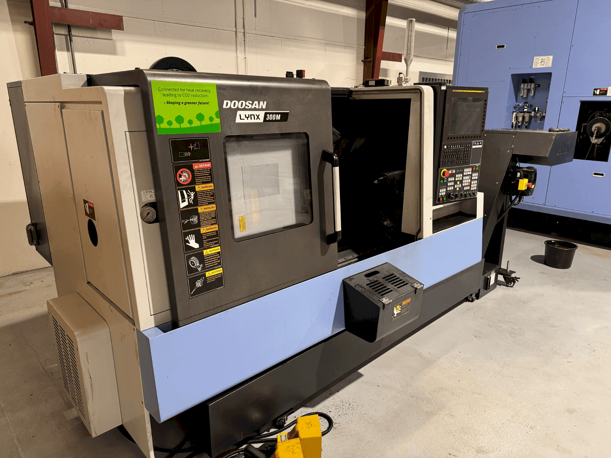 Prikaz  stroja DOOSAN LYNX 300M  sprijeda