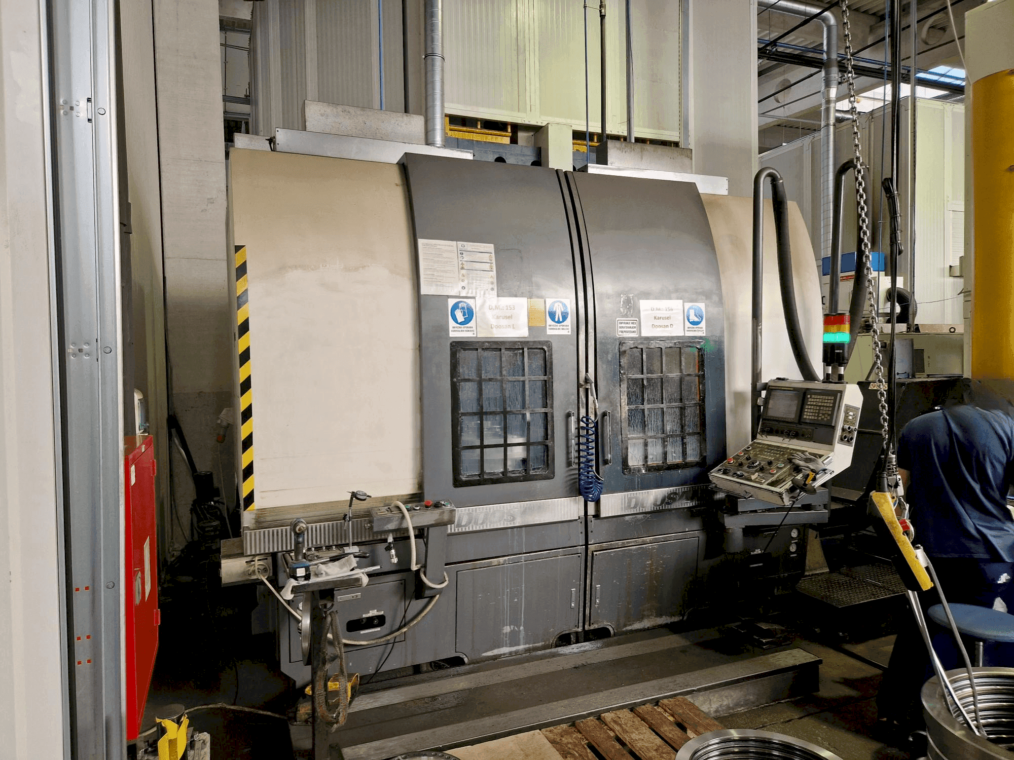 Prikaz  stroja DOOSAN V740T  sprijeda