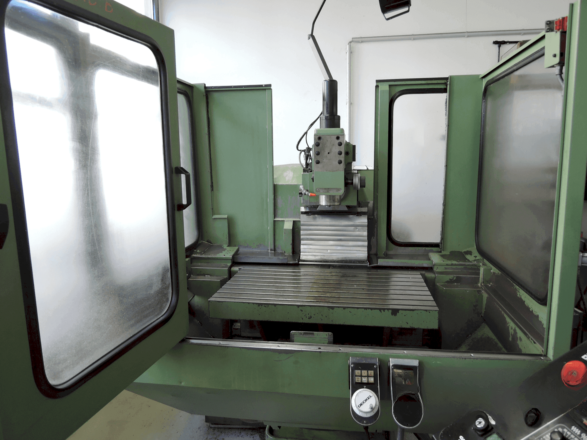 Prikaz stroja DECKEL FP4A sprijeda