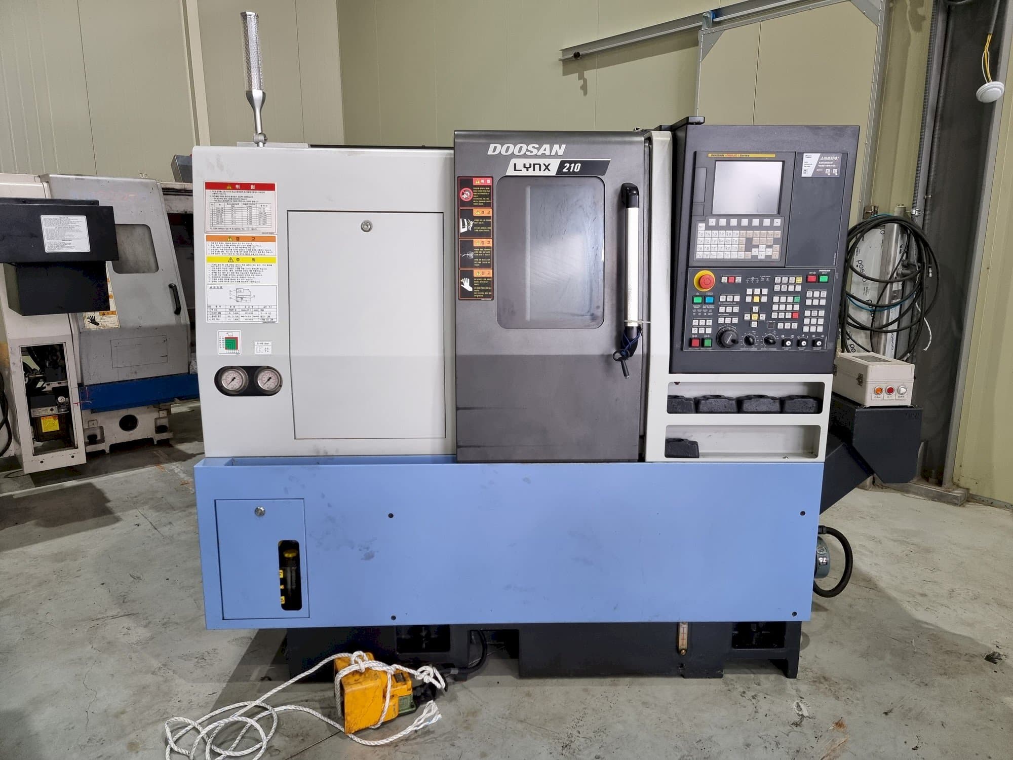 Prikaz stroja Doosan LYNX 210 sprijeda