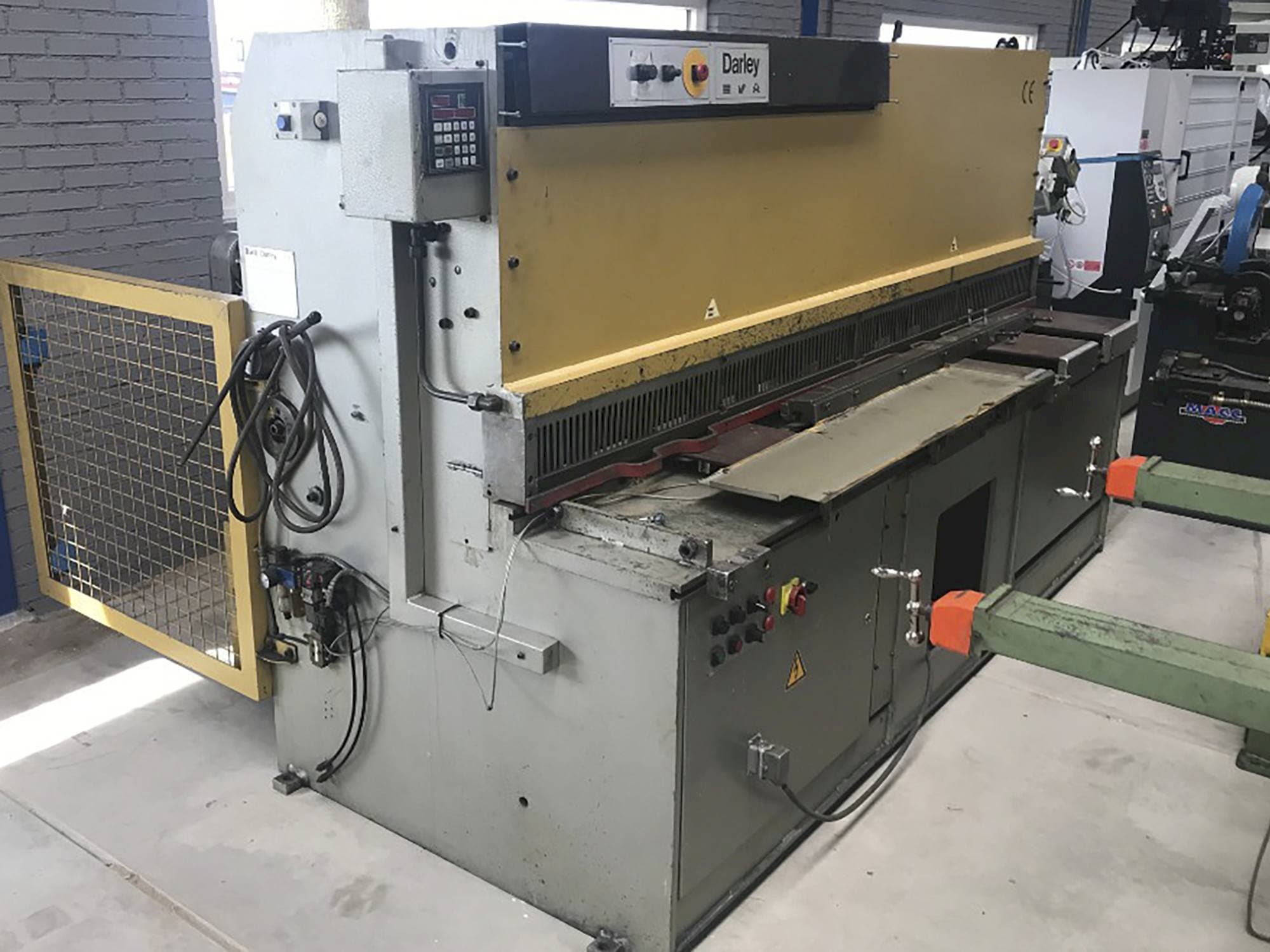 Prikaz stroja Darley S 2500 x 4 sprijeda